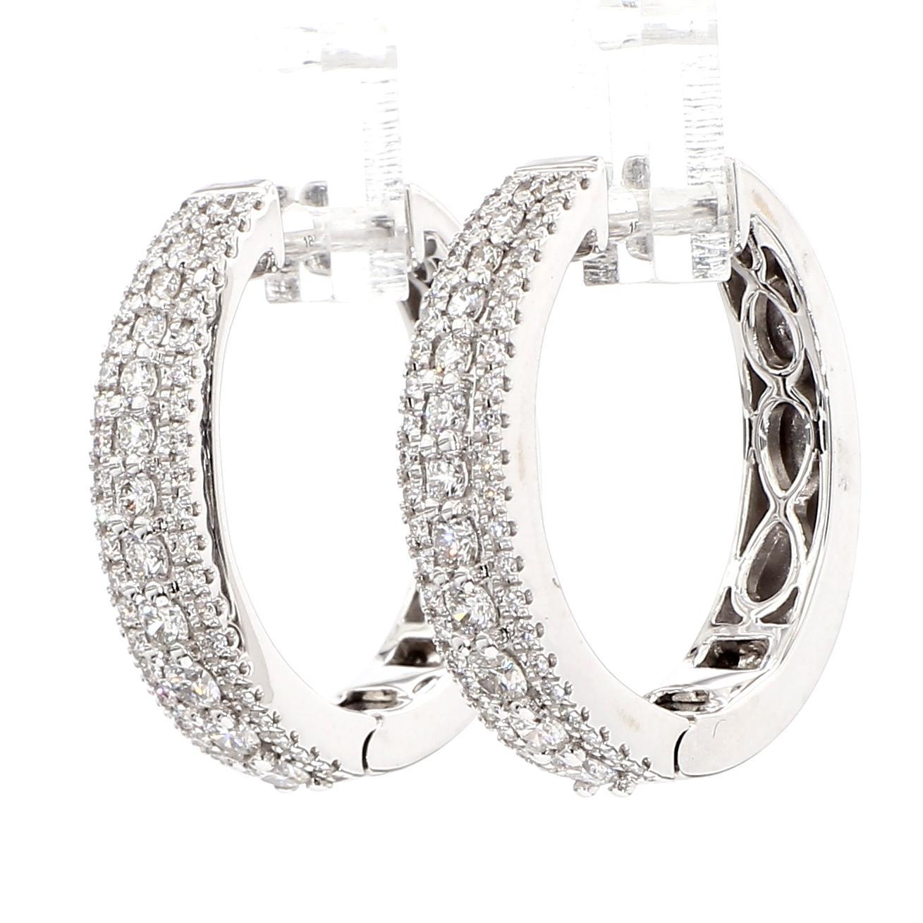 Les magnifiques boucles d'oreilles en diamant de Raregemworld. Monté dans une belle monture en or blanc 18 carats avec des diamants blancs de taille ronde naturelle. Ces boucles d'oreilles sont garanties pour impressionner et améliorer votre