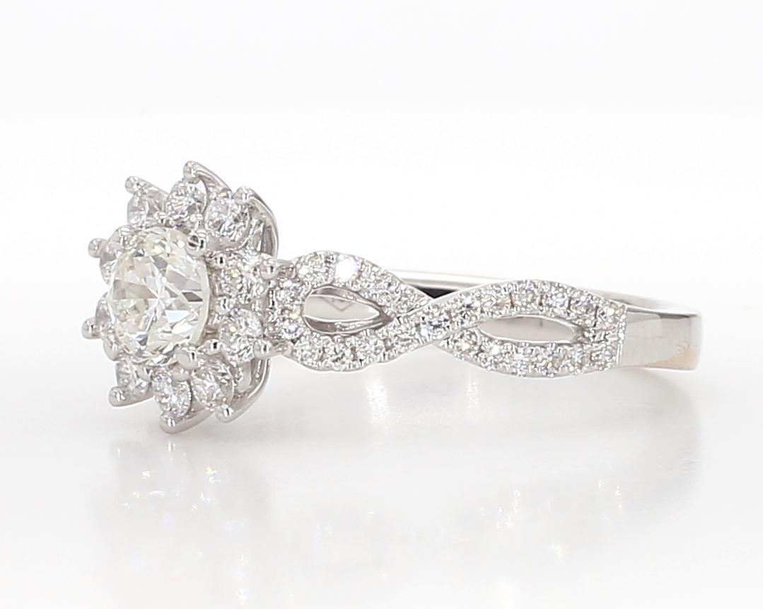 La bague en diamant classique de Raregemworld. Montée dans une belle monture en or blanc 18 carats avec un gros diamant blanc naturel de taille ronde entouré d'une mêlée de diamants blancs naturels de taille ronde. Cette bague est garantie pour