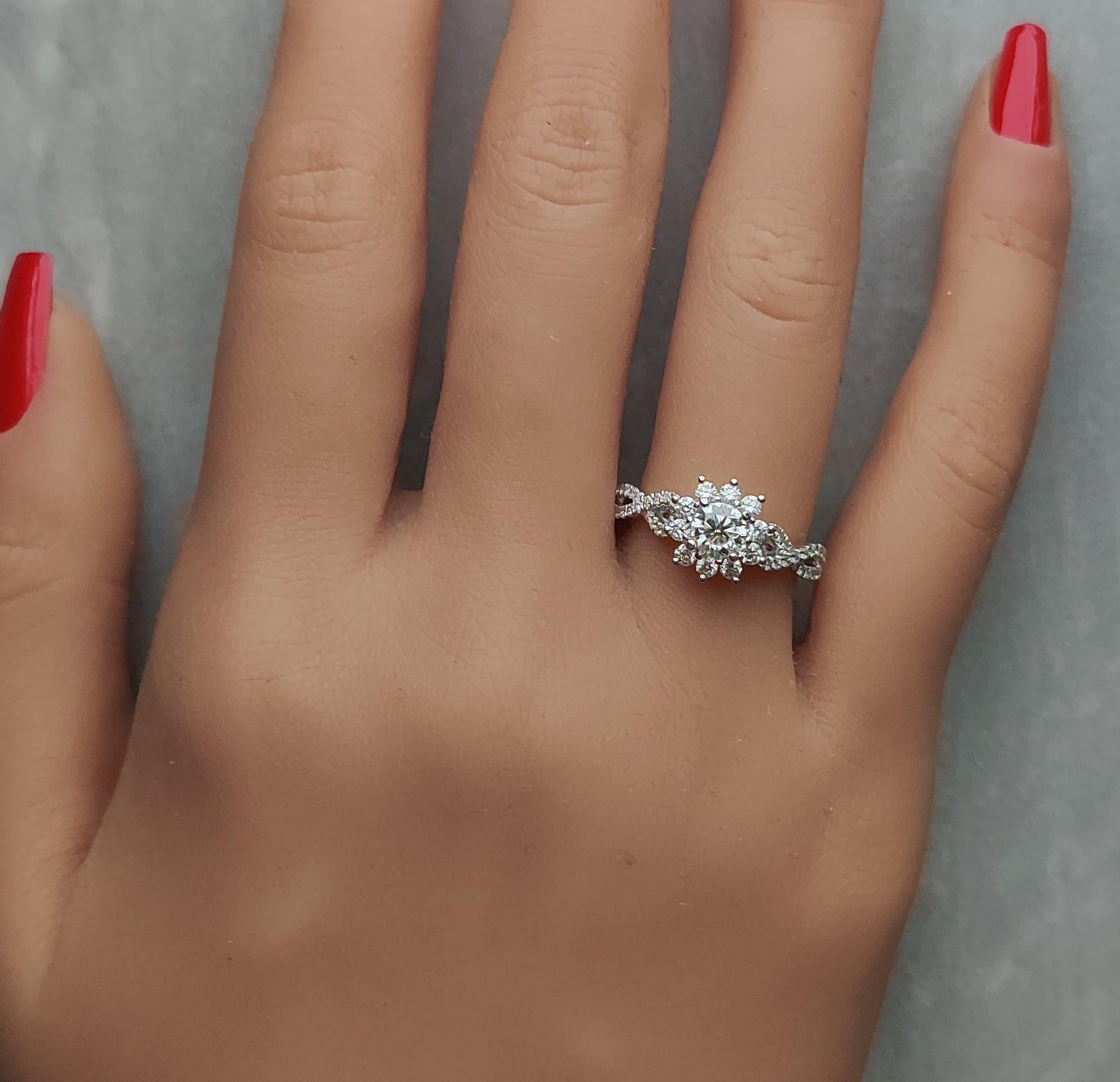 Bague de fiançailles en or blanc naturel avec diamant rond de 1,03 carat poids total Neuf - En vente à New York, NY