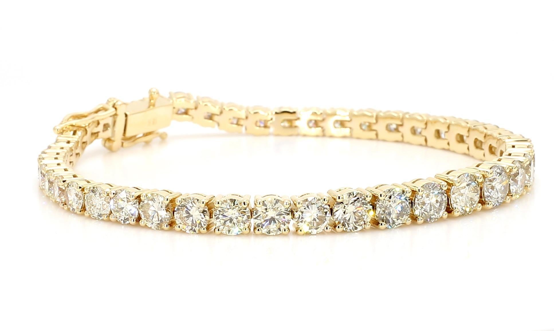 RareGemWorld's schönes Diamant-Tennisarmband. Montiert in einer schönen Fassung aus 18 Karat Gelbgold mit runden weißen Naturdiamanten. Dieses Armband wird Sie garantiert beeindrucken und Ihre persönliche Sammlung bereichern.

Gesamtgewicht: