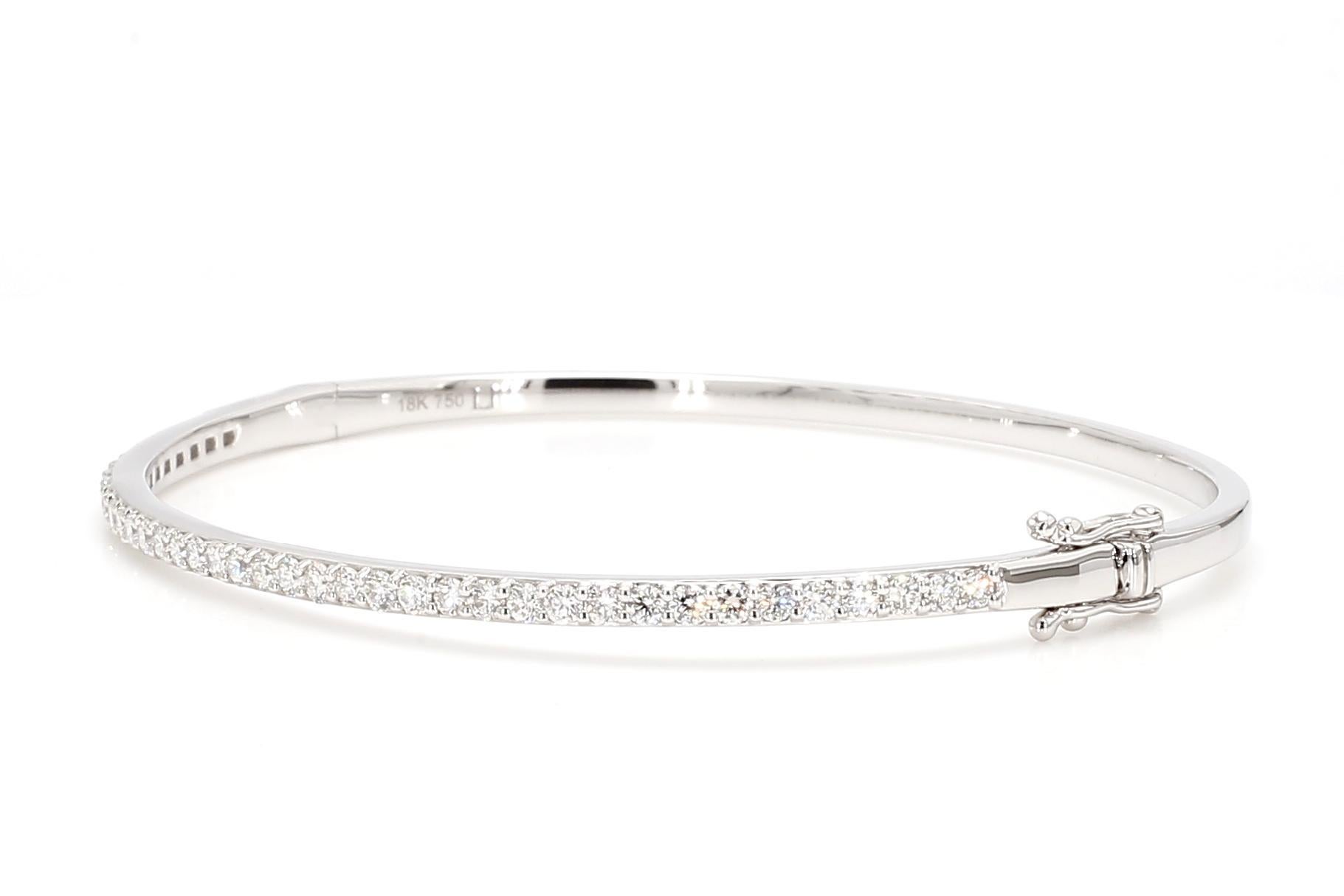 L'intriguant bracelet de diamants de Raregemworld. Monté dans une belle monture en or blanc 18 carats avec des diamants ronds blancs naturels en méli-mélo. Ce bracelet est garanti pour impressionner et enrichir votre collection personnelle.

Poids