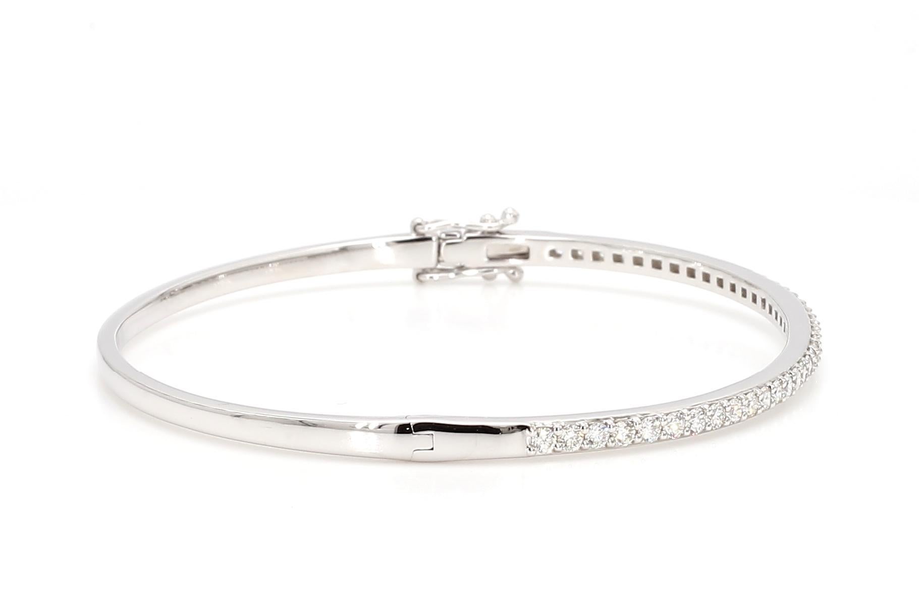Contemporain Bracelet manchette en or blanc naturel avec diamants ronds de 1.14 carat poids total en vente