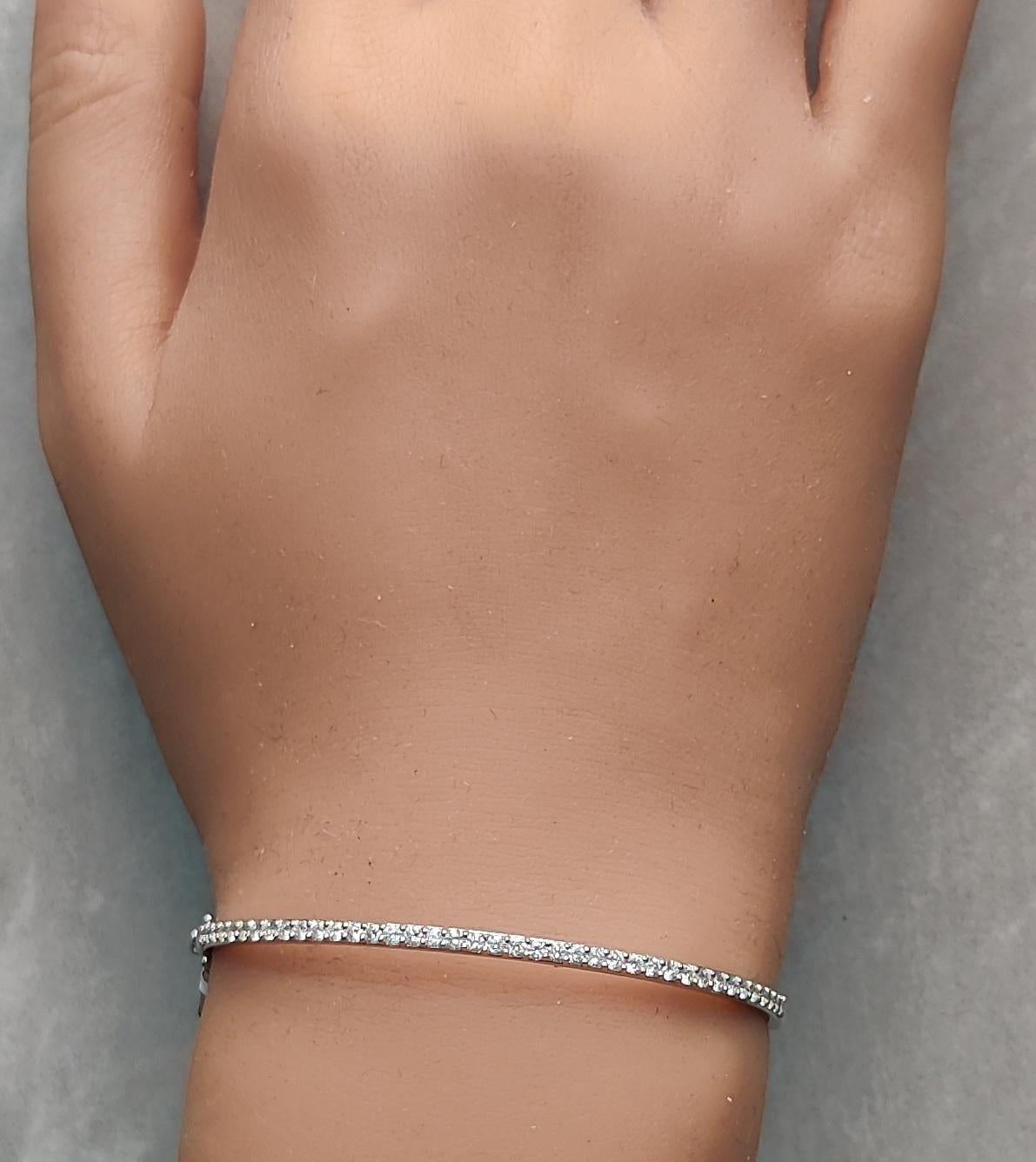 Taille ronde Bracelet manchette en or blanc naturel avec diamants ronds de 1.14 carat poids total en vente