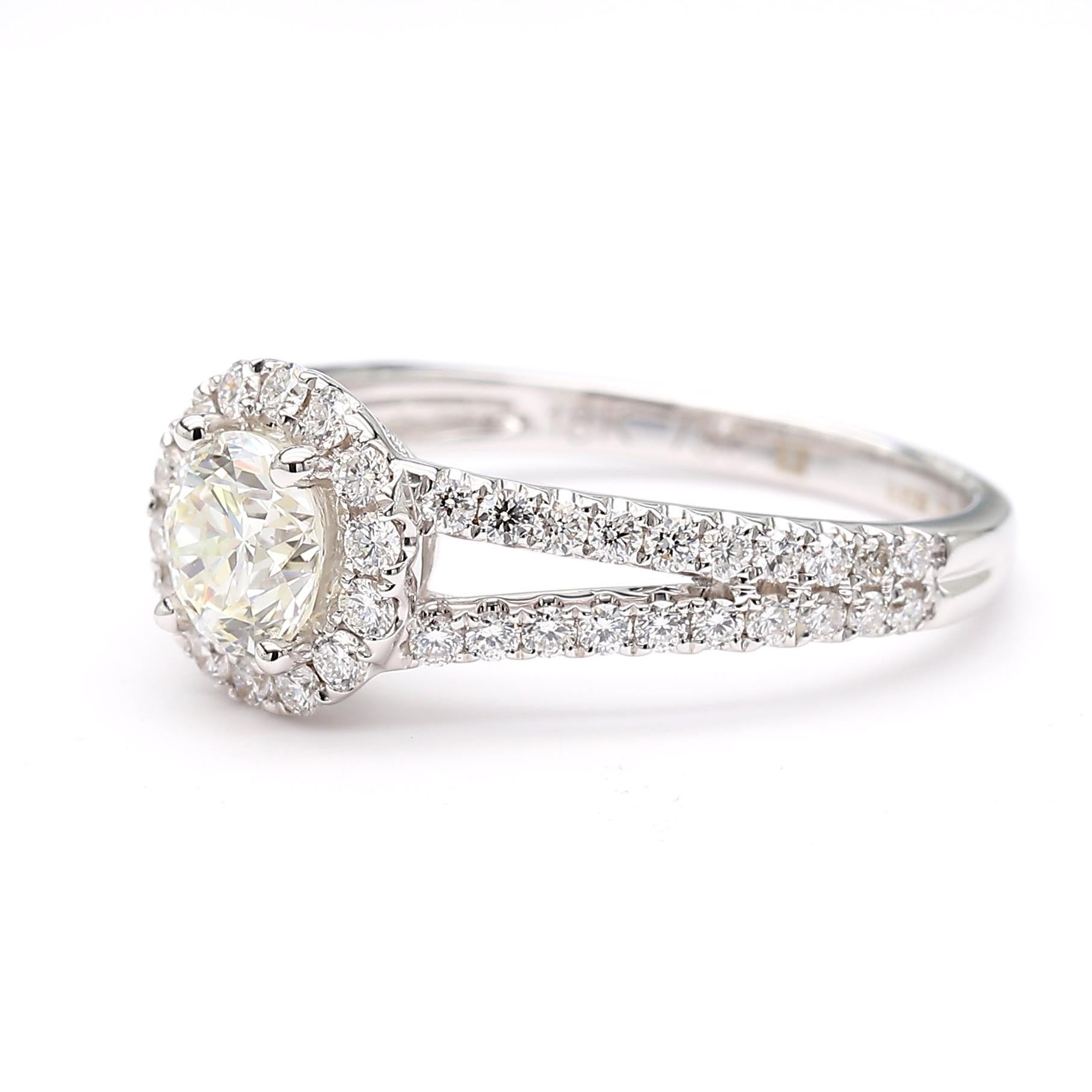 La bague de fiançailles en diamant intrigante de Raregemworld. Montée dans une belle monture en or blanc 18 carats avec un gros diamant blanc naturel de taille ronde entouré d'une mêlée de diamants blancs naturels de taille ronde. Cette bague est