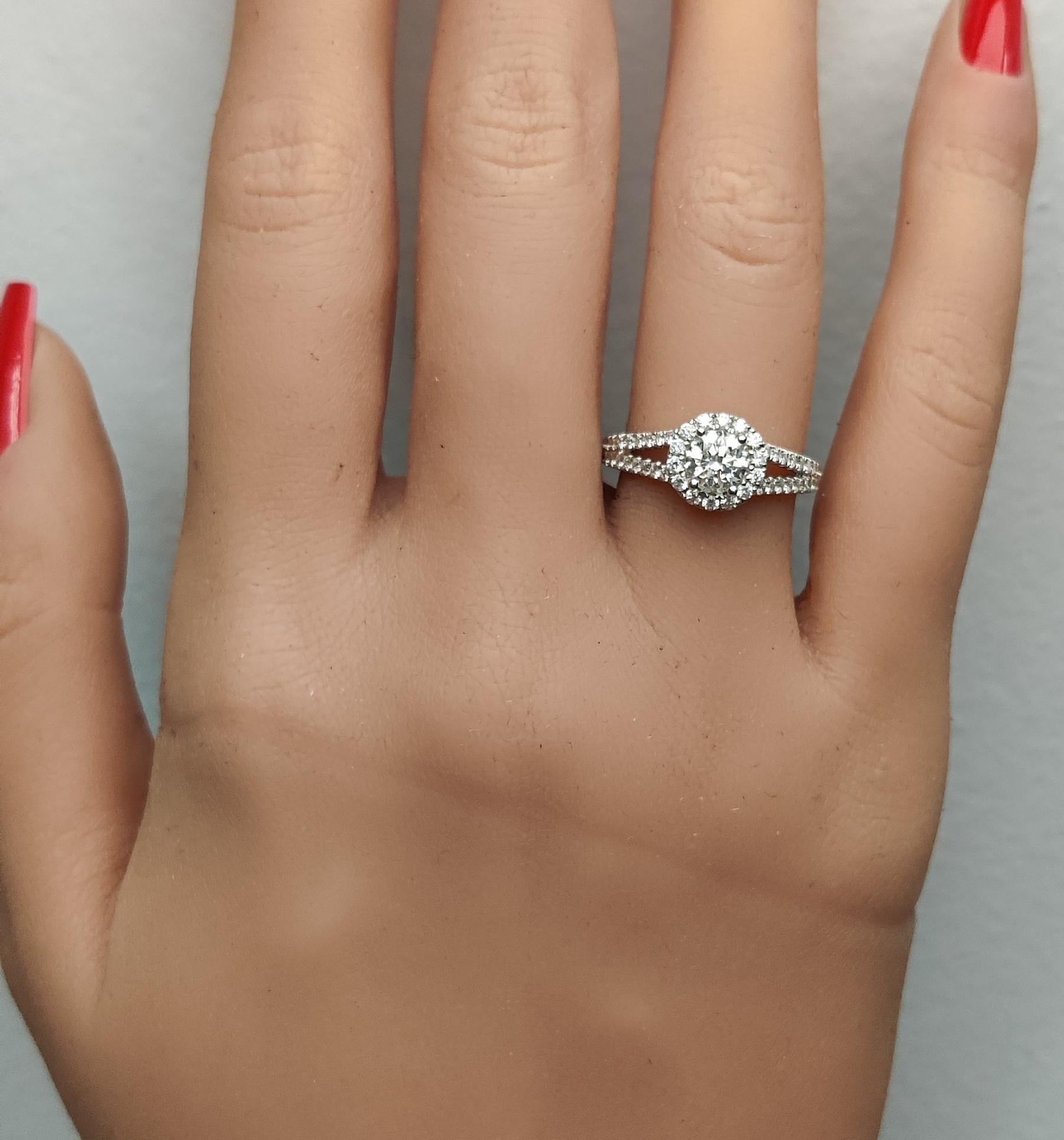 Bague de fiançailles en or blanc naturel avec diamant rond de 1.15 carat poids total Neuf - En vente à New York, NY