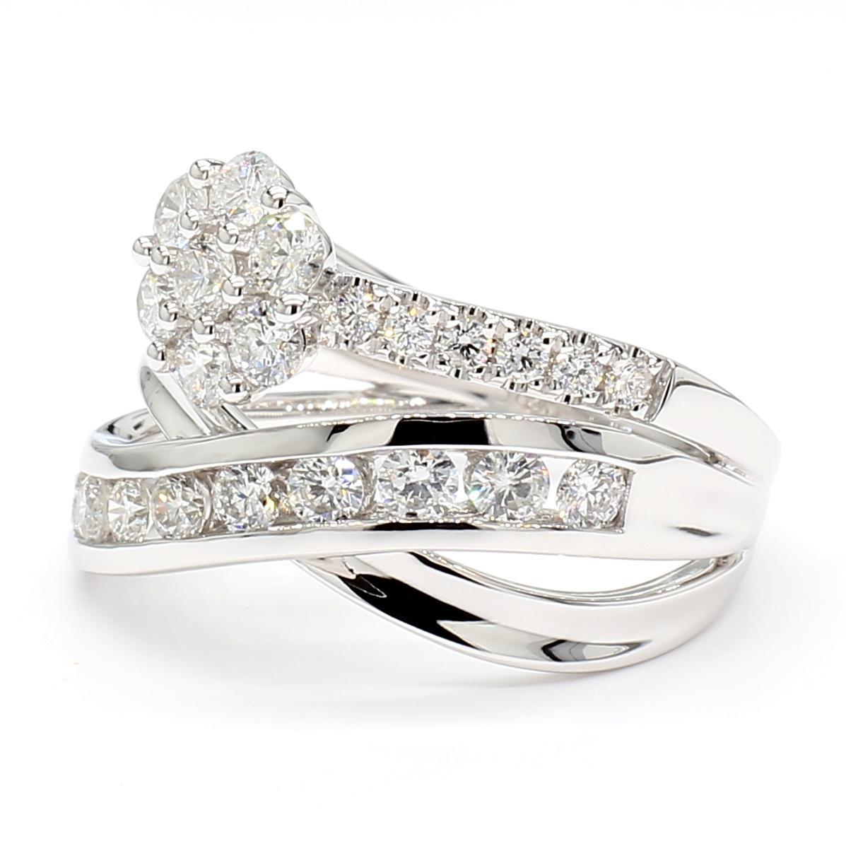 Der faszinierende Diamantring von RareGemWorld. In einer schönen Fassung aus 14 Karat Weißgold mit natürlichen weißen Diamanten im Rundschliff gefasst. Dieser Ring wird Sie garantiert beeindrucken und Ihre persönliche Sammlung