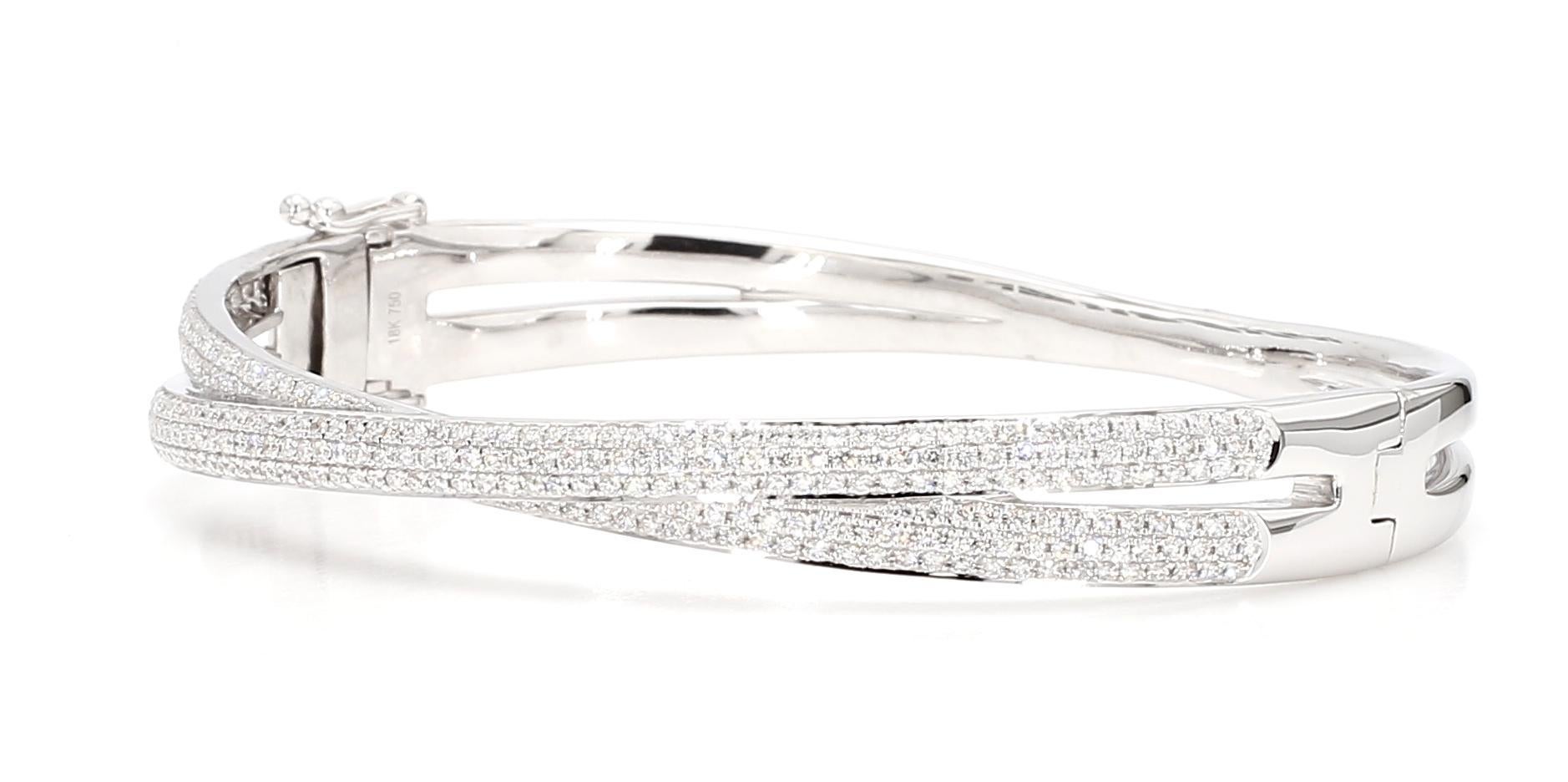 RareGemWorld's beautiful diamond bracelet. Mounted in a beautiful 18K White Gold setting with round natural white diamond melee. This bracelet is guaranteed to impress and enhance your personal collection.

Total Weight: 1.55cts

Natural Round White