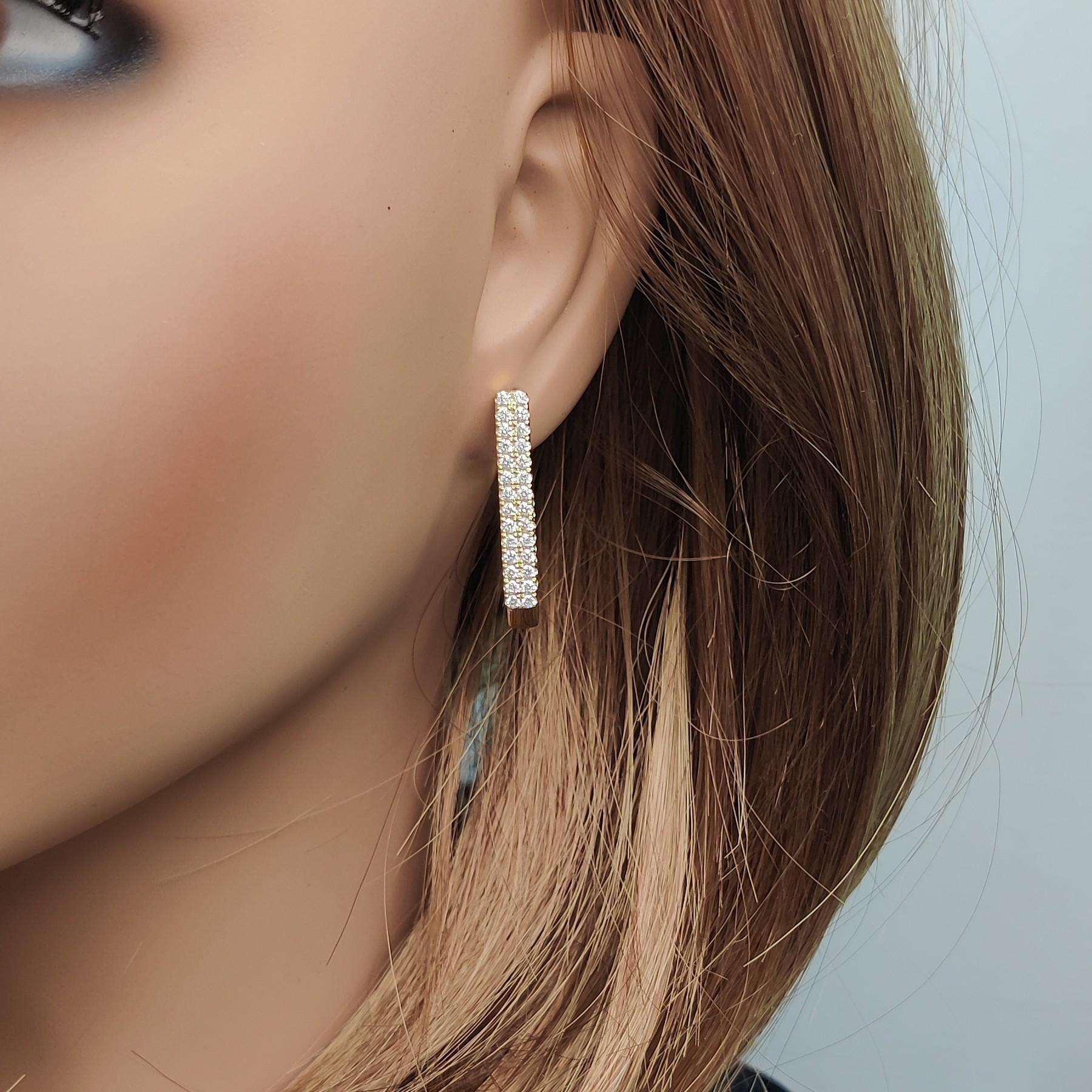 Orecchini a cerchio in oro giallo con diamante bianco naturale rotondo da 1.55 carati TW In condizioni Nuovo in vendita a New York, NY