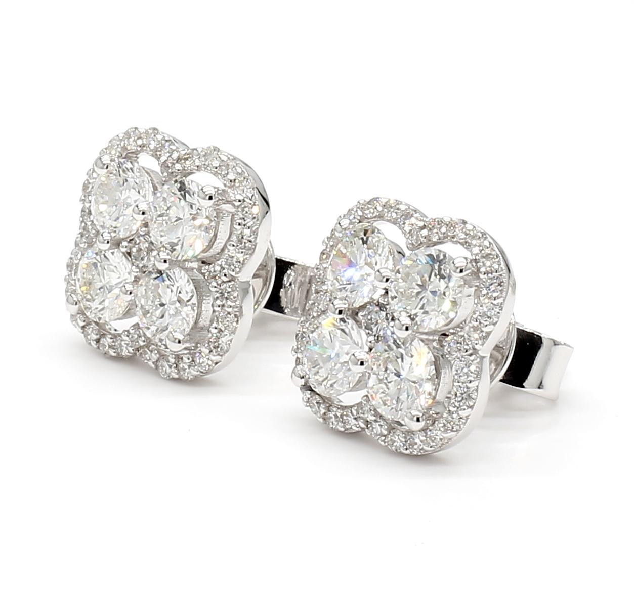 Preciosos pendientes de diamantes de RareGemWorld. Montada en un precioso engaste de oro blanco de 18 quilates con diamantes blancos naturales de talla redonda. Le garantizamos que estos pendientes impresionarán y realzarán su colección