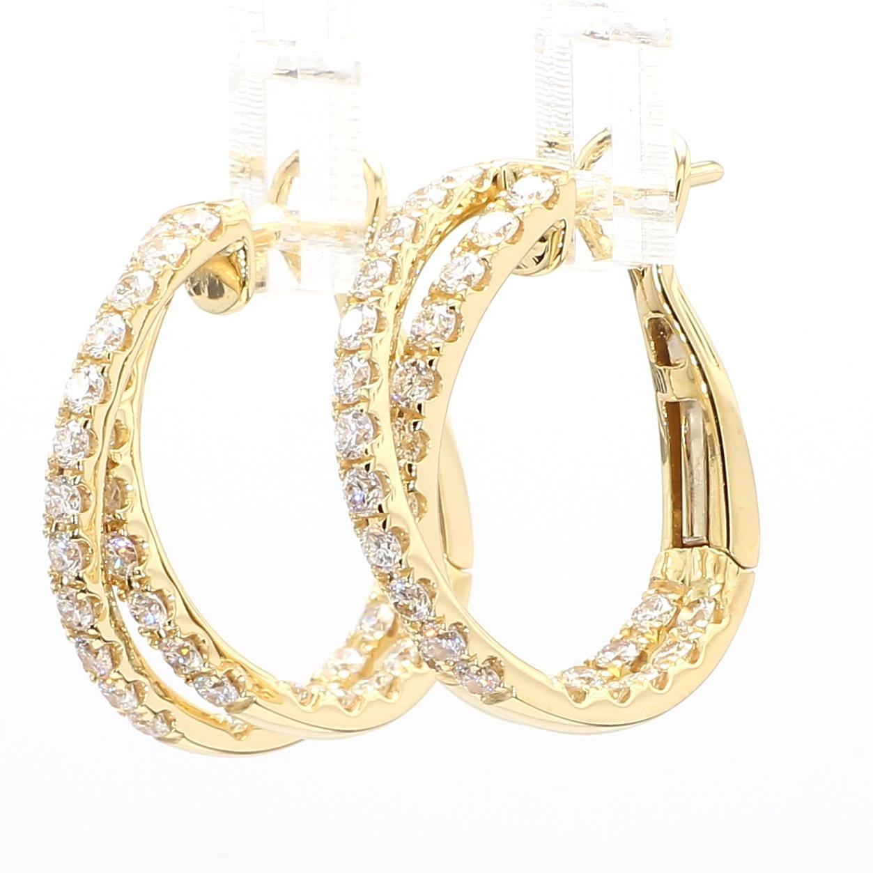 Les boucles d'oreilles classiques en diamant de Raregemworld. Monté dans une belle monture en or jaune 18 carats avec des diamants blancs de taille ronde naturelle. Ces boucles d'oreilles sont garanties pour impressionner et améliorer votre