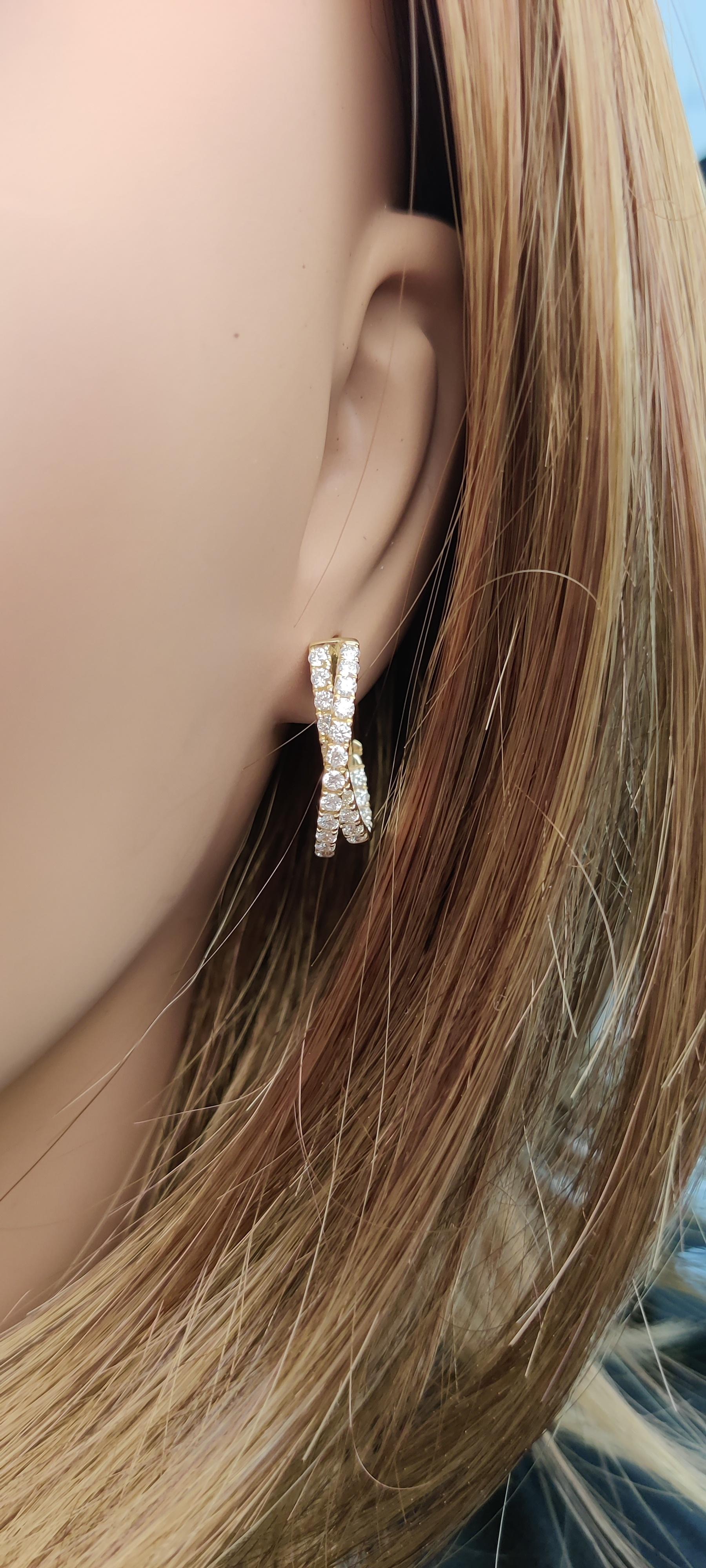 Boucles d'oreilles en or jaune ornées de diamants ronds blancs naturels de 1.66 carats TW Neuf - En vente à New York, NY