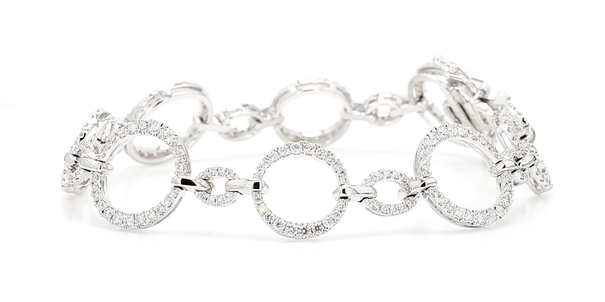 Preciosa pulsera de diamantes de RareGemWorld. Montada en un precioso engaste de Oro Blanco de 18K con melee de diamantes blancos naturales redondos. Te garantizamos que esta pulsera impresionará y realzará tu colección personal.

Peso total: