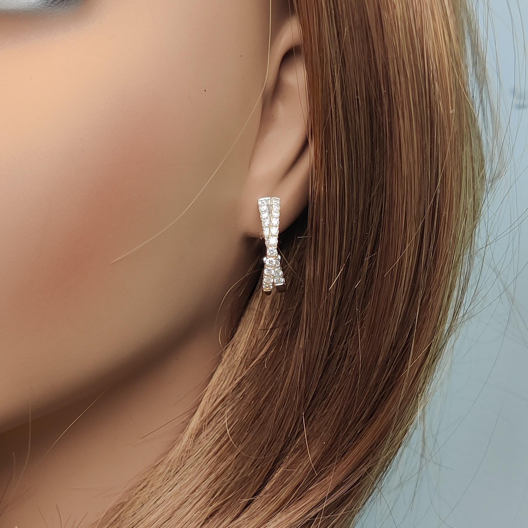 Orecchini a cerchio in oro con diamante bianco naturale rotondo da 1.76 carati TW In condizioni Nuovo in vendita a New York, NY