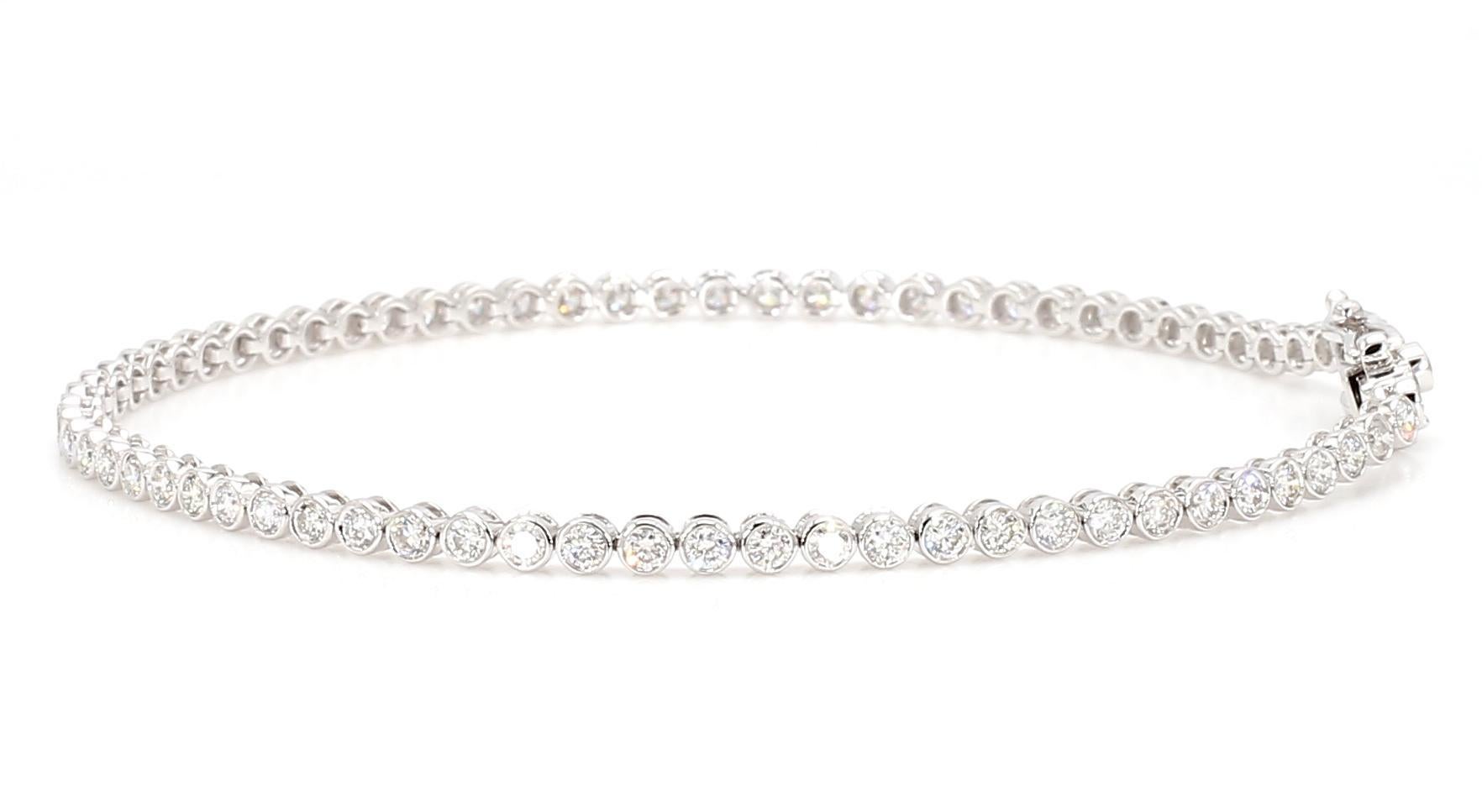 Taille ronde Bracelet tennis en or blanc naturel avec diamants ronds de 1.95 carats poids total en vente