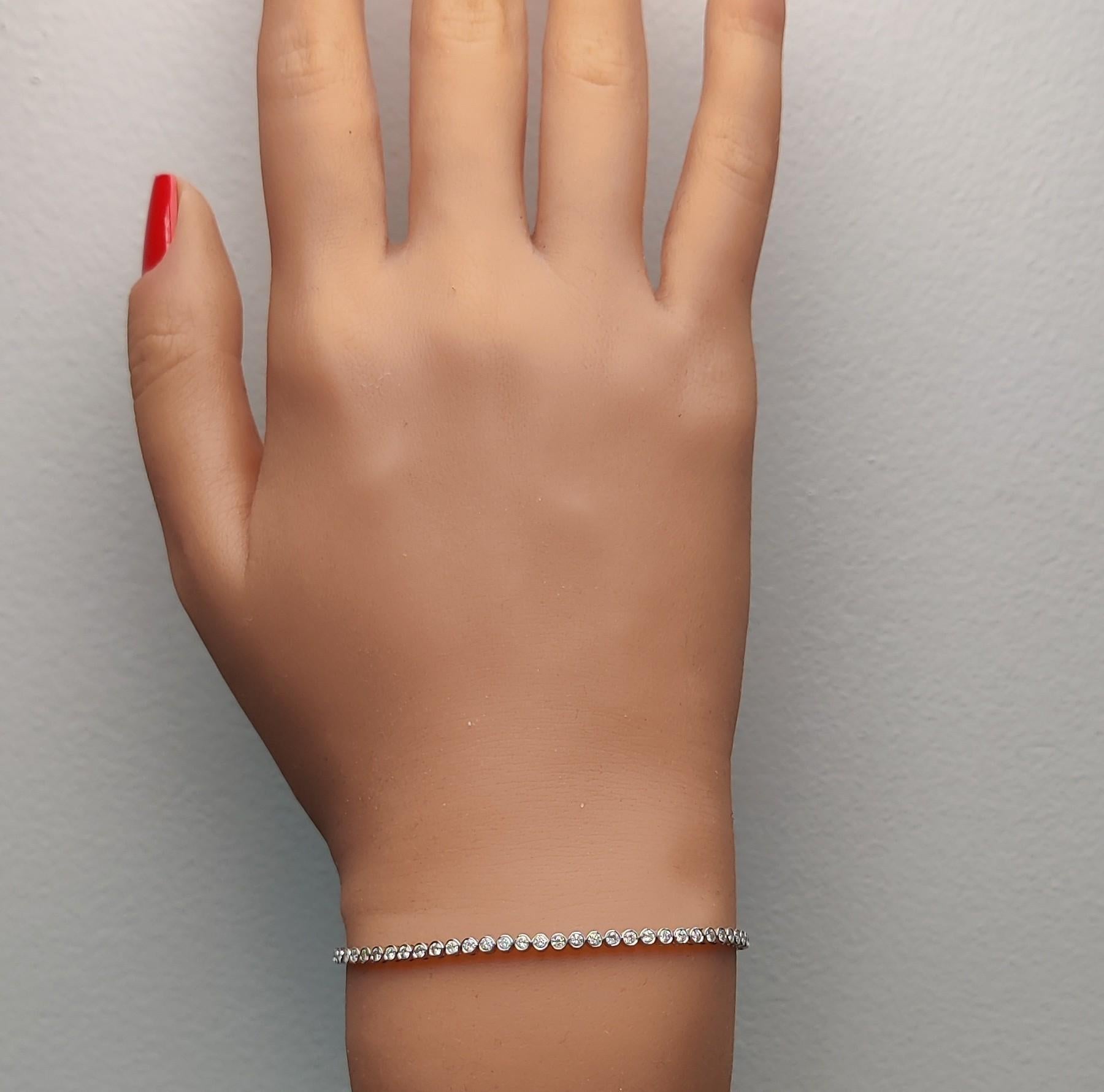 Bracelet tennis en or blanc naturel avec diamants ronds de 1.95 carats poids total Neuf - En vente à New York, NY