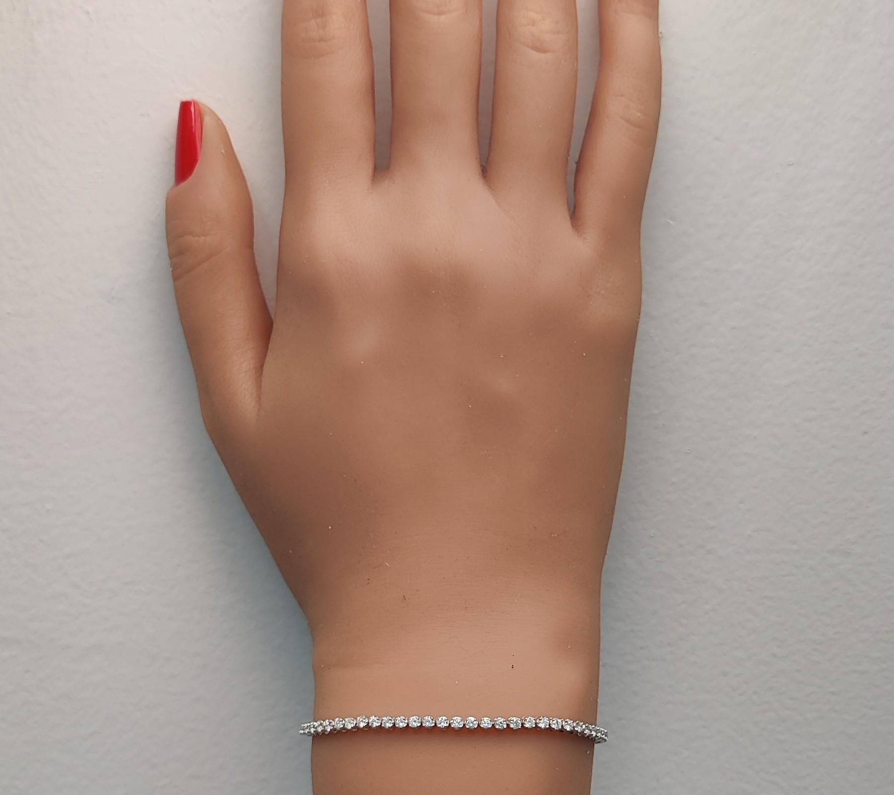 Bracelet tennis en or blanc naturel avec diamants ronds de 2.02 carats poids total Neuf - En vente à New York, NY