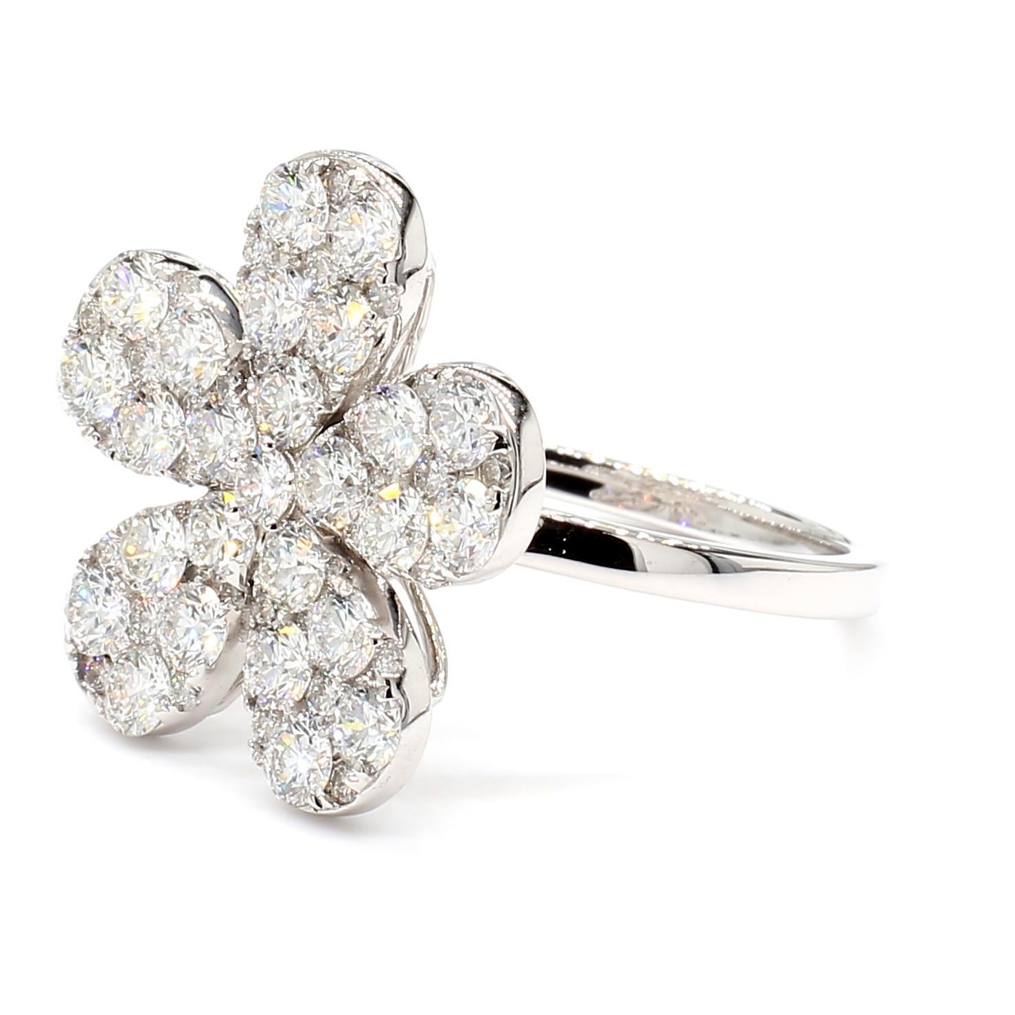 Precioso anillo de diamantes de RareGemWorld. Montado en un precioso engaste de Oro Blanco de 18K con melee de diamantes blancos redondos naturales. Este anillo impresionará y realzará su colección personal

Peso total: 2,35cts

Diamantes blancos