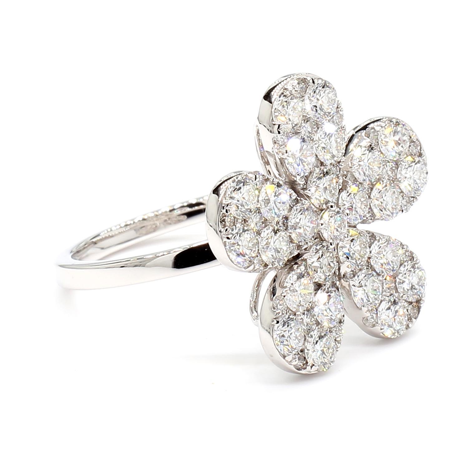 Diamante redondo blanco natural 2.35 quilates TW Anillo de cóctel de oro blanco Corte redondo en venta