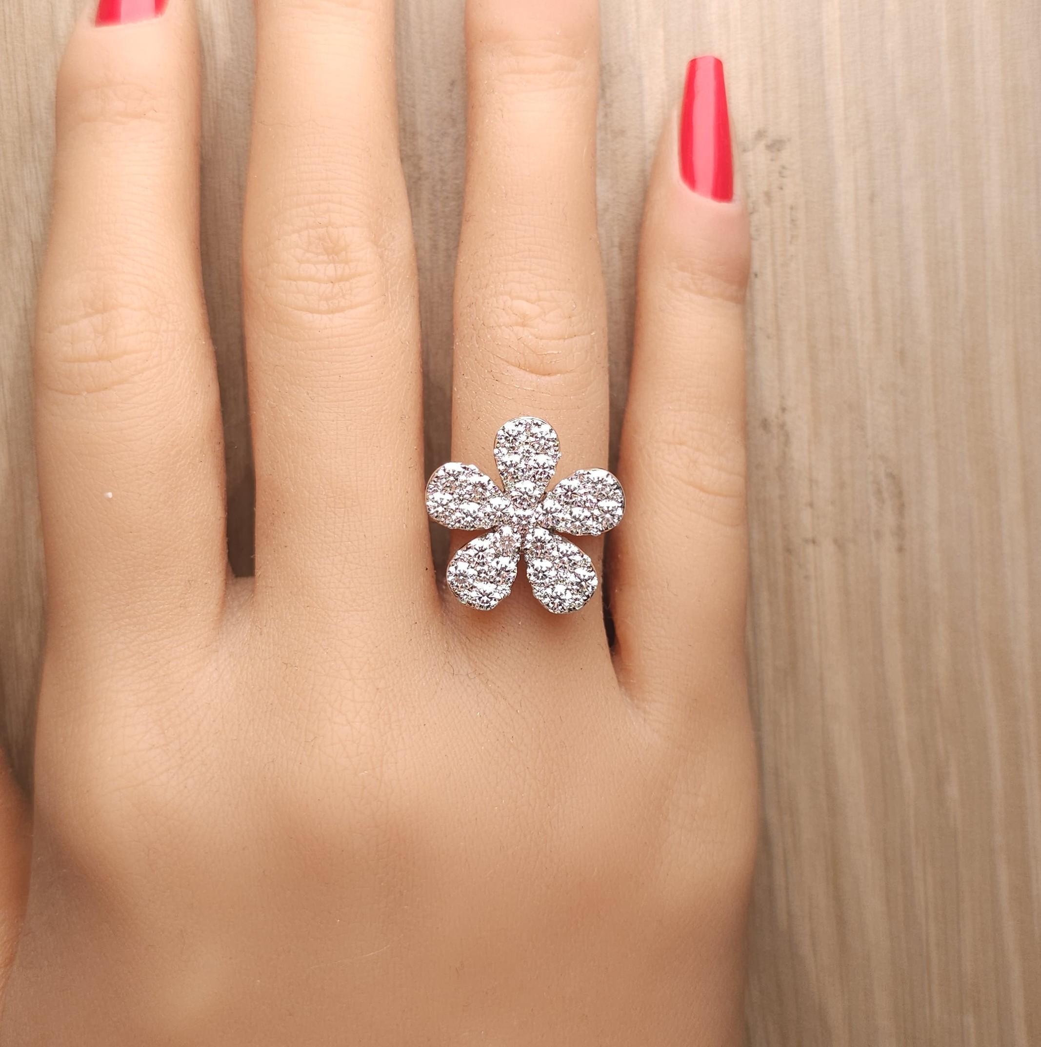 Diamante redondo blanco natural 2.35 quilates TW Anillo de cóctel de oro blanco en Nuevo estado para la venta en New York, NY