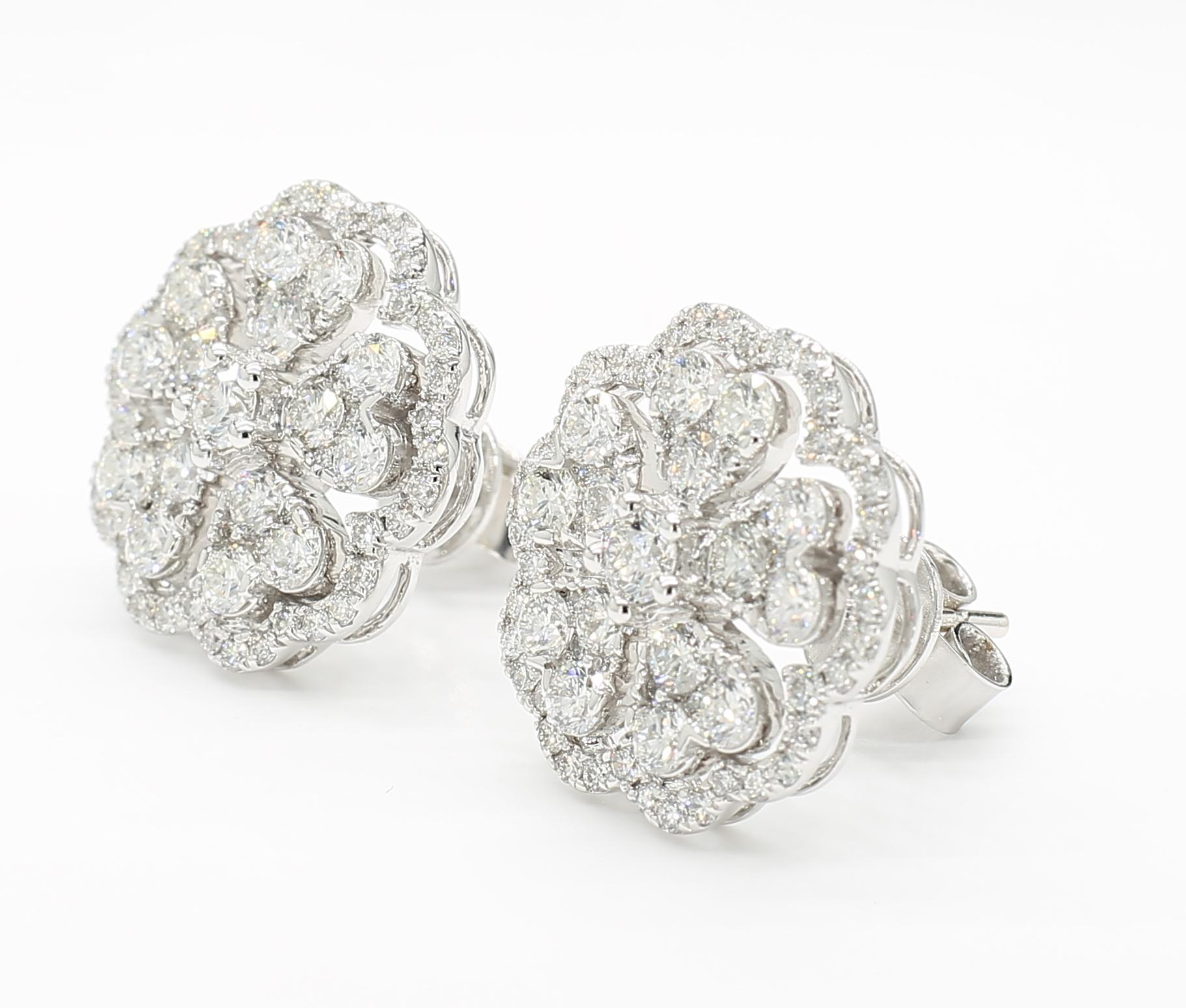 I bellissimi orecchini di diamanti di RareGemworld. Montato in una splendida montatura in oro bianco 18 carati con diamanti bianchi naturali a taglio rotondo. Questi orecchini sono garantiti per stupire e arricchire la tua collezione