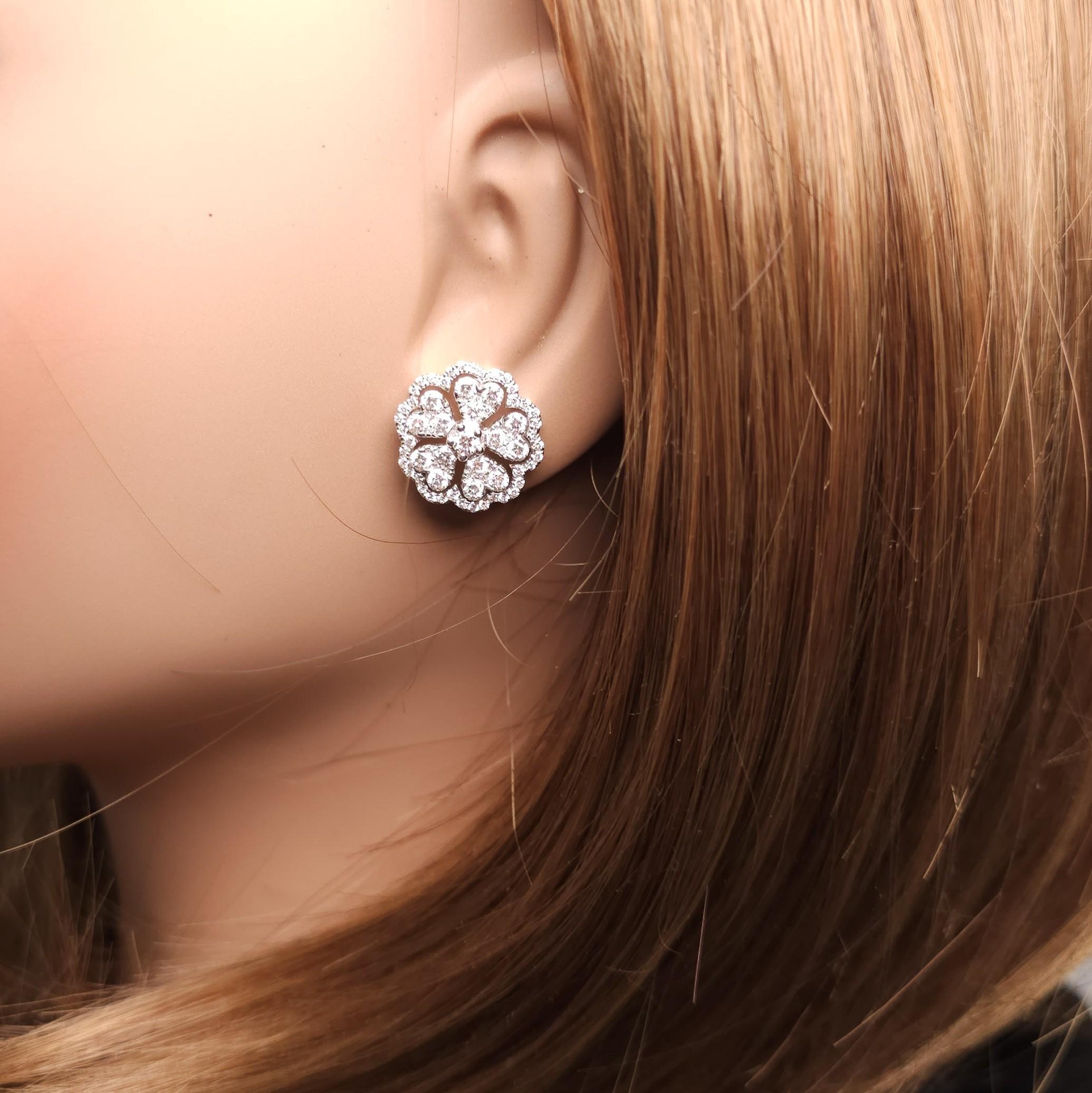 Orecchini con diamante bianco naturale rotondo da 2.40 carati TW in oro bianco In condizioni Nuovo in vendita a New York, NY