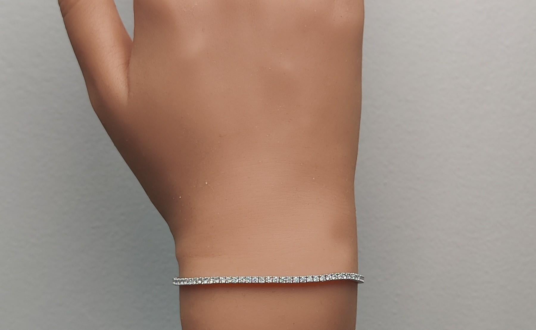 Bracelet tennis en or blanc naturel avec diamants ronds de 2.47 carats poids total Neuf - En vente à New York, NY