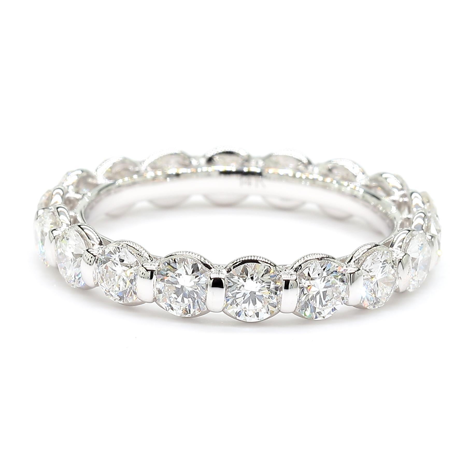 La bellissima fascia di diamanti di Raregemworld. Montato in una splendida montatura d'oro bianco 14 carati con diamanti bianchi rotondi naturali. Questa banda è garantita per impressionare e migliorare la vostra collezione personale!

Peso totale:
