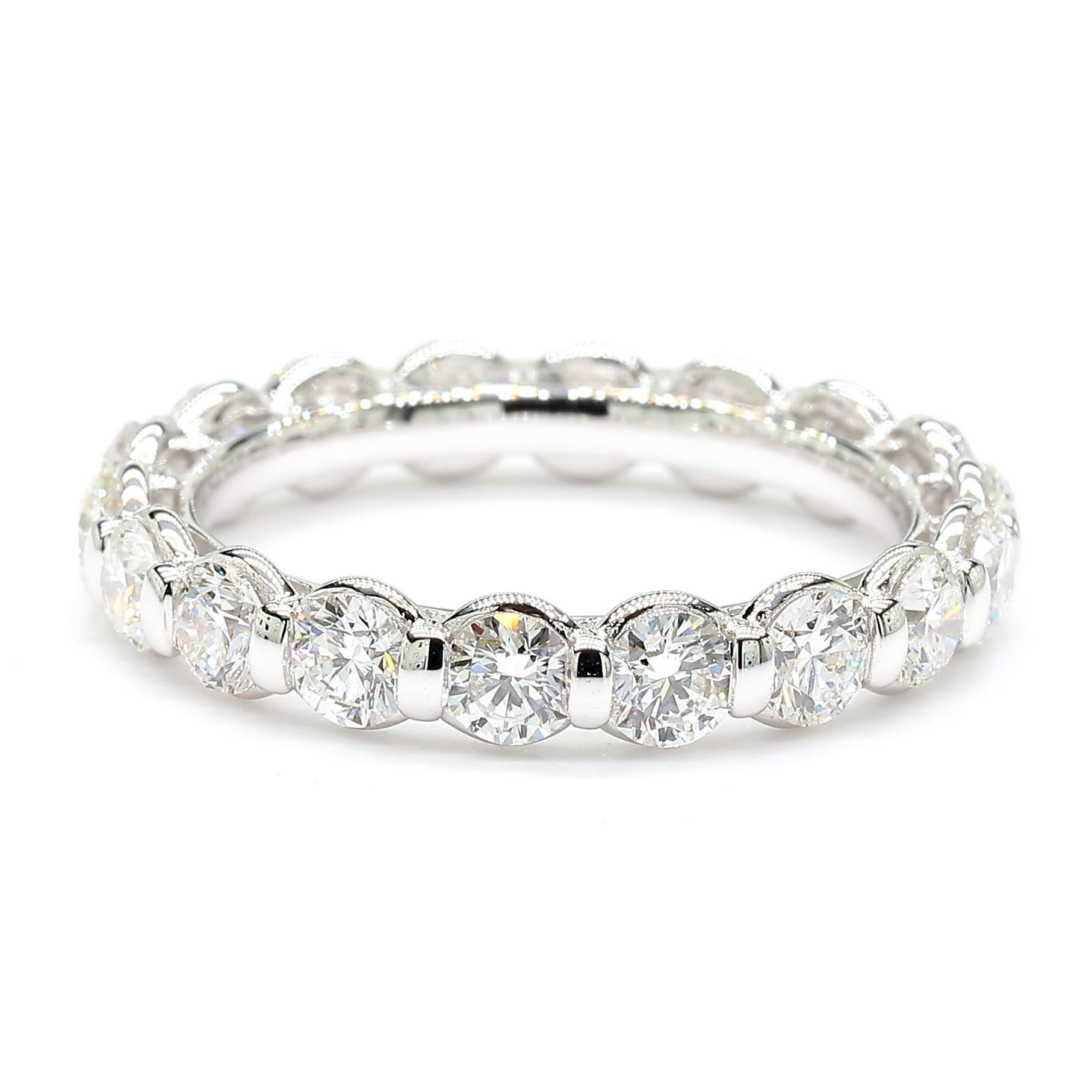 Contemporaneo Diamante tondo bianco naturale da 2.51 carati TW Fascia per l'eternità in oro bianco in vendita