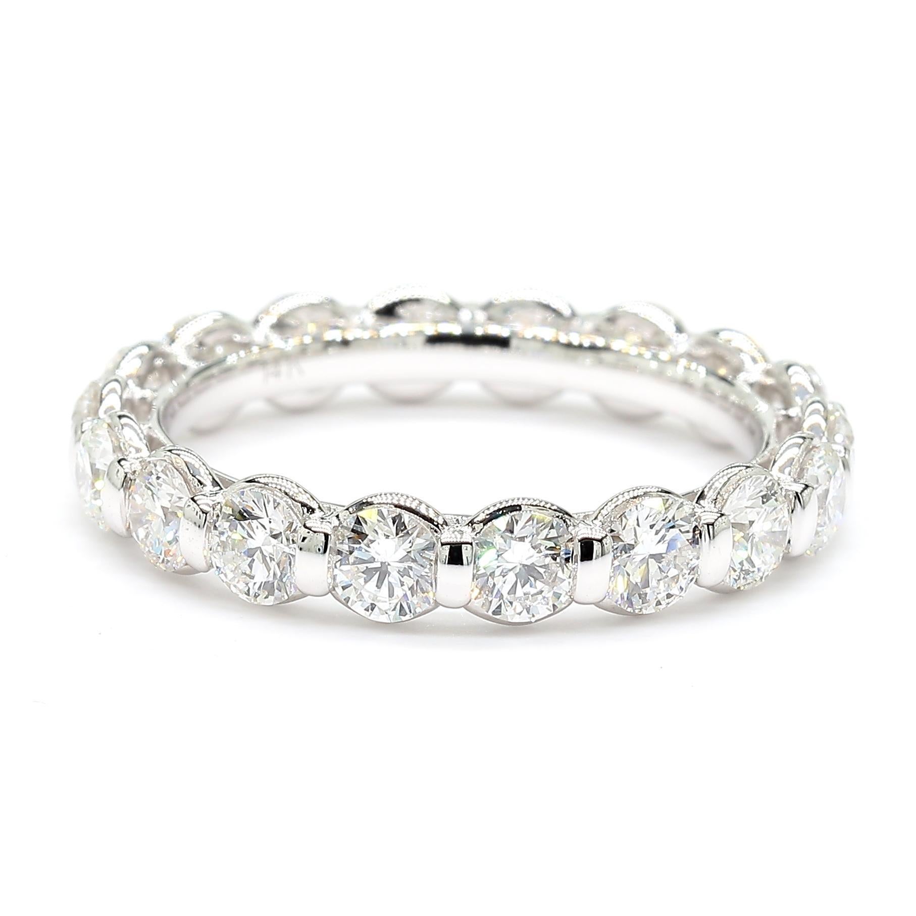 Taglio rotondo Diamante tondo bianco naturale da 2.51 carati TW Fascia per l'eternità in oro bianco in vendita