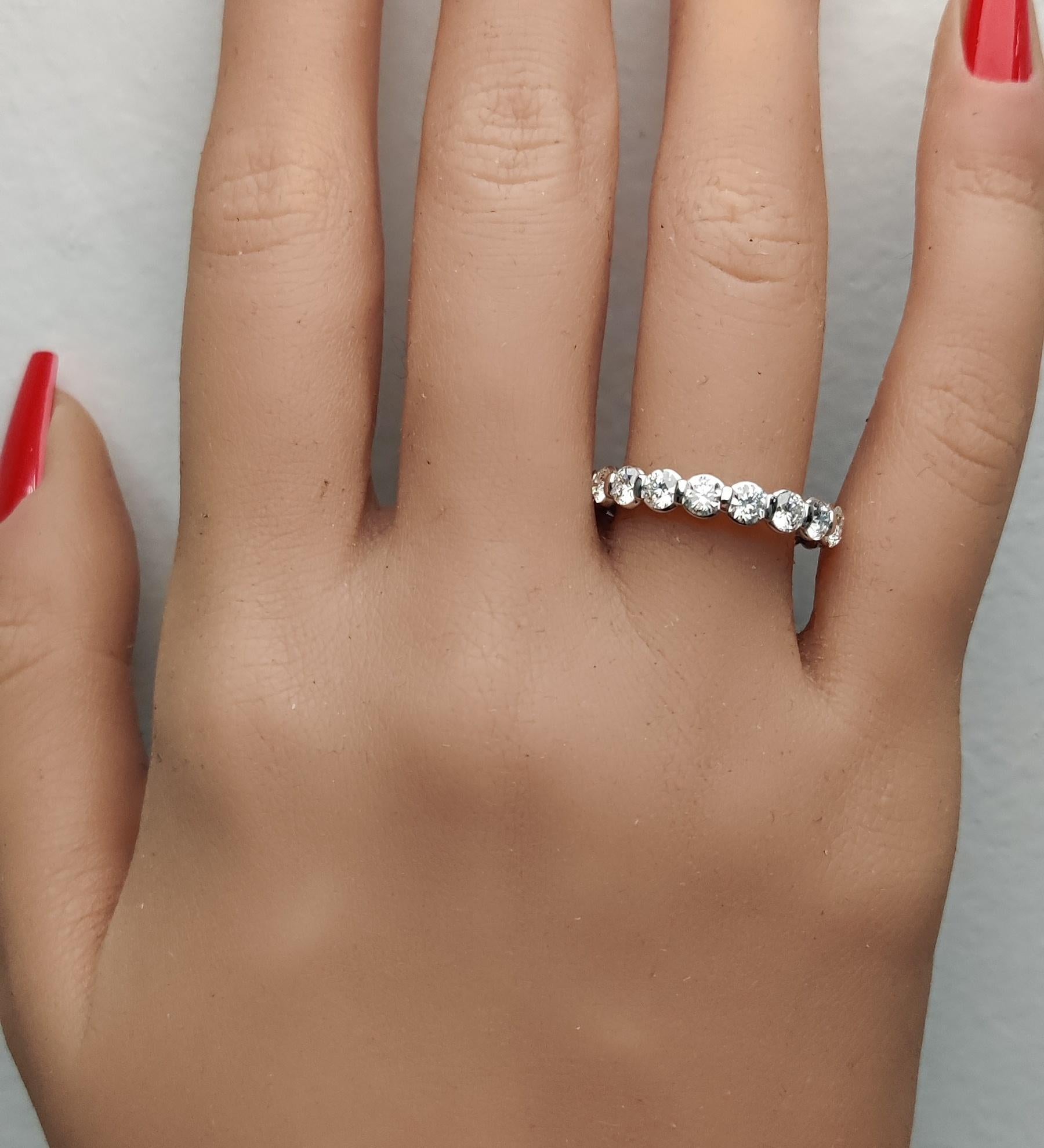 Diamante tondo bianco naturale da 2.51 carati TW Fascia per l'eternità in oro bianco In condizioni Nuovo in vendita a New York, NY
