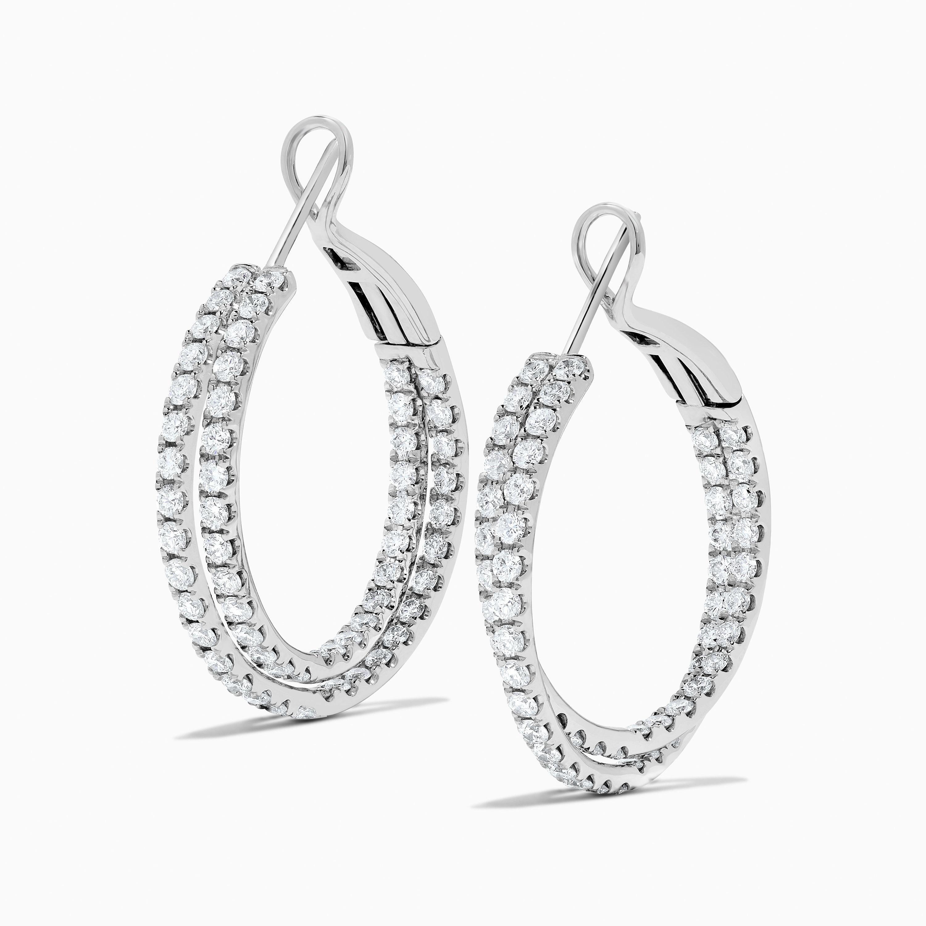 Les magnifiques boucles d'oreilles en diamant de Raregemworld. Monté dans une belle monture en or blanc 18 carats avec des diamants blancs de taille ronde naturelle. Ces boucles d'oreilles sont garanties pour impressionner et améliorer votre