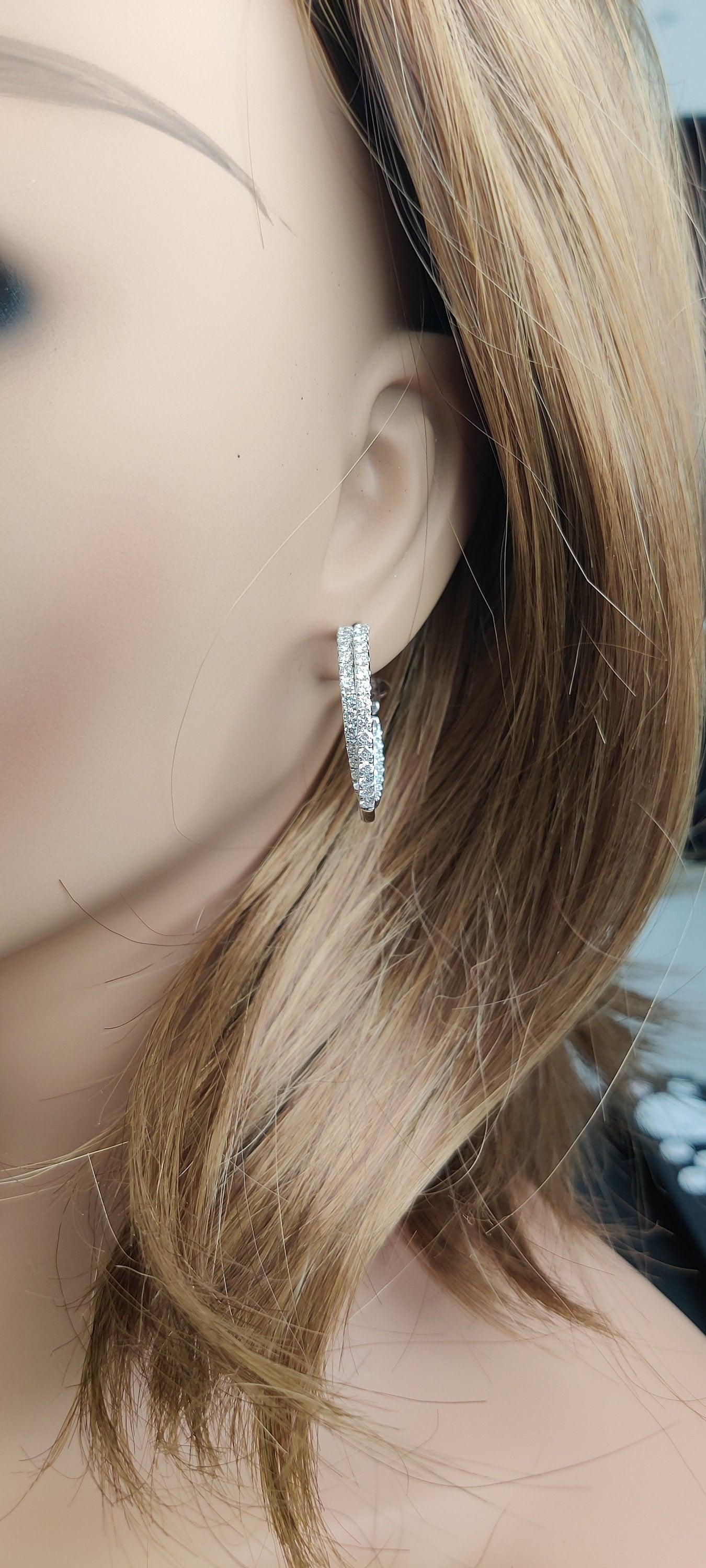 Boucles d'oreilles en or blanc avec diamant blanc rond de 2.61 carat TW Neuf - En vente à New York, NY