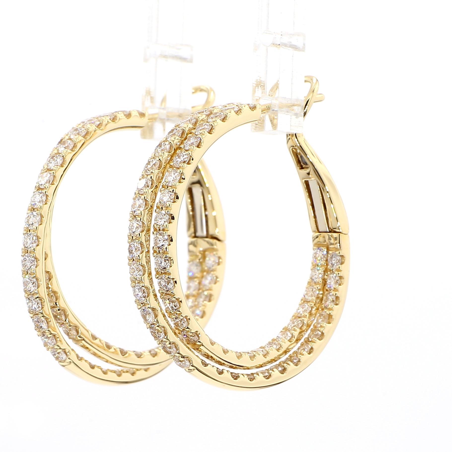 Les magnifiques boucles d'oreilles en diamant de Raregemworld. Monté dans une belle monture en or jaune 18 carats avec des diamants blancs de taille ronde naturelle. Ces boucles d'oreilles sont garanties pour impressionner et améliorer votre