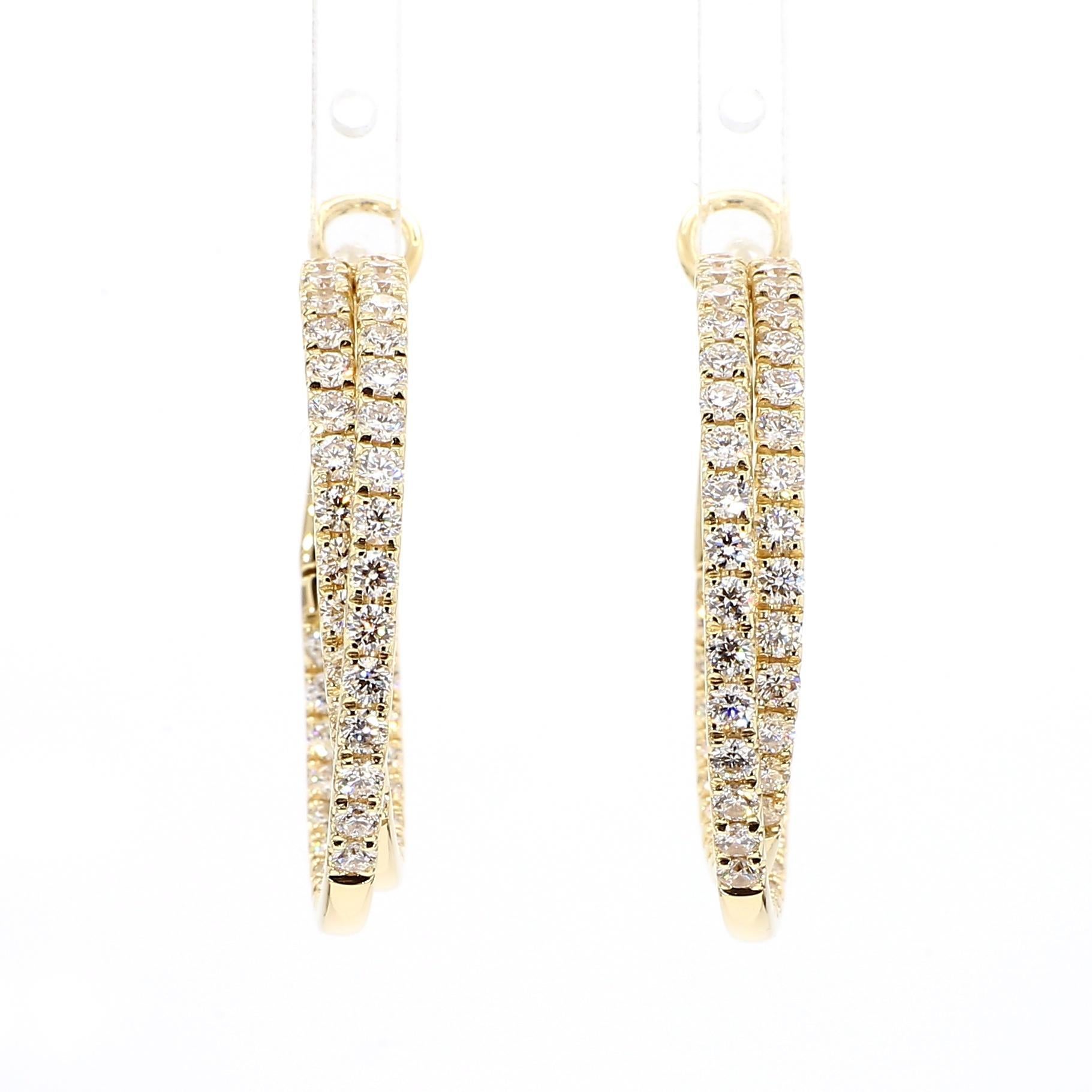 Contemporain Boucles d'oreilles en or jaune ornées de diamants ronds blancs naturels de 2.61 carats TW en vente