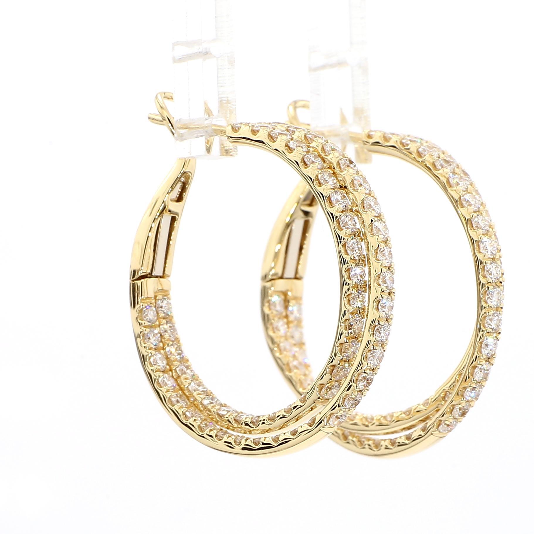 Taille ronde Boucles d'oreilles en or jaune ornées de diamants ronds blancs naturels de 2.61 carats TW en vente