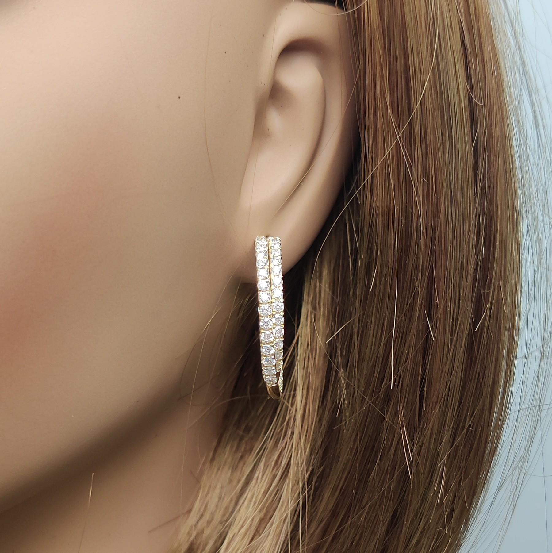 Boucles d'oreilles en or jaune ornées de diamants ronds blancs naturels de 2.61 carats TW Neuf - En vente à New York, NY