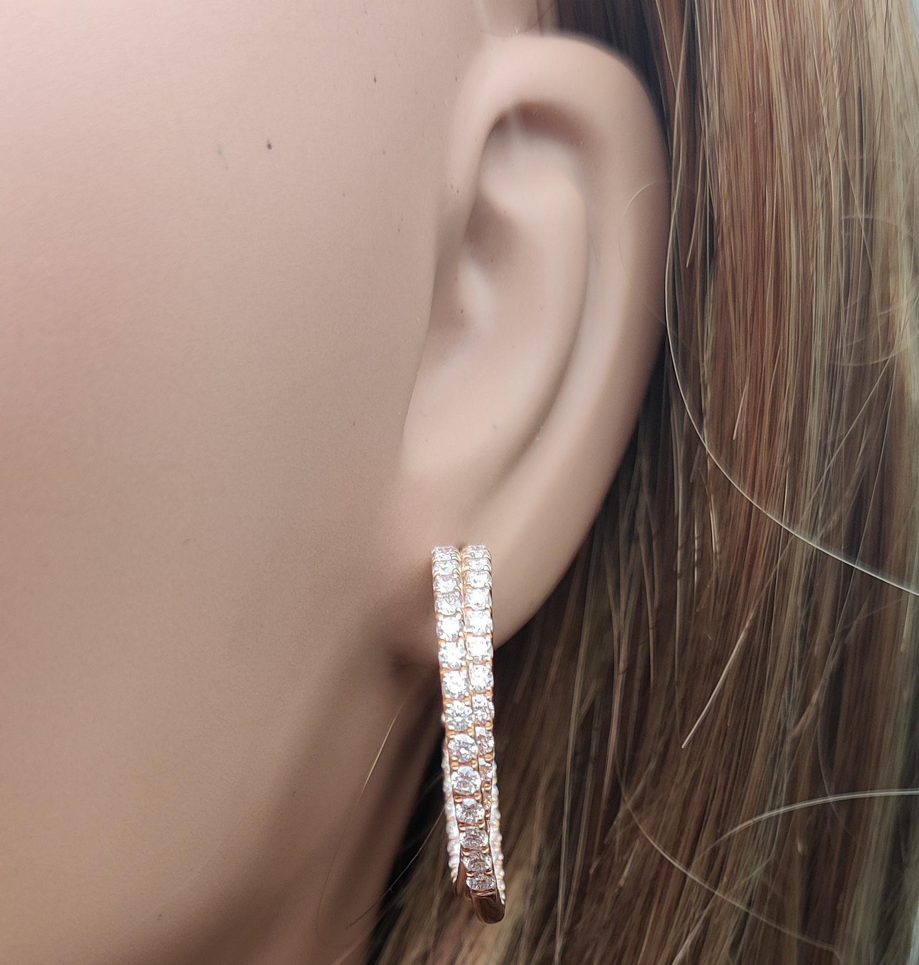 Orecchini a cerchio in oro rosa con diamante bianco naturale rotondo da 2.62 carati TW In condizioni Nuovo in vendita a New York, NY
