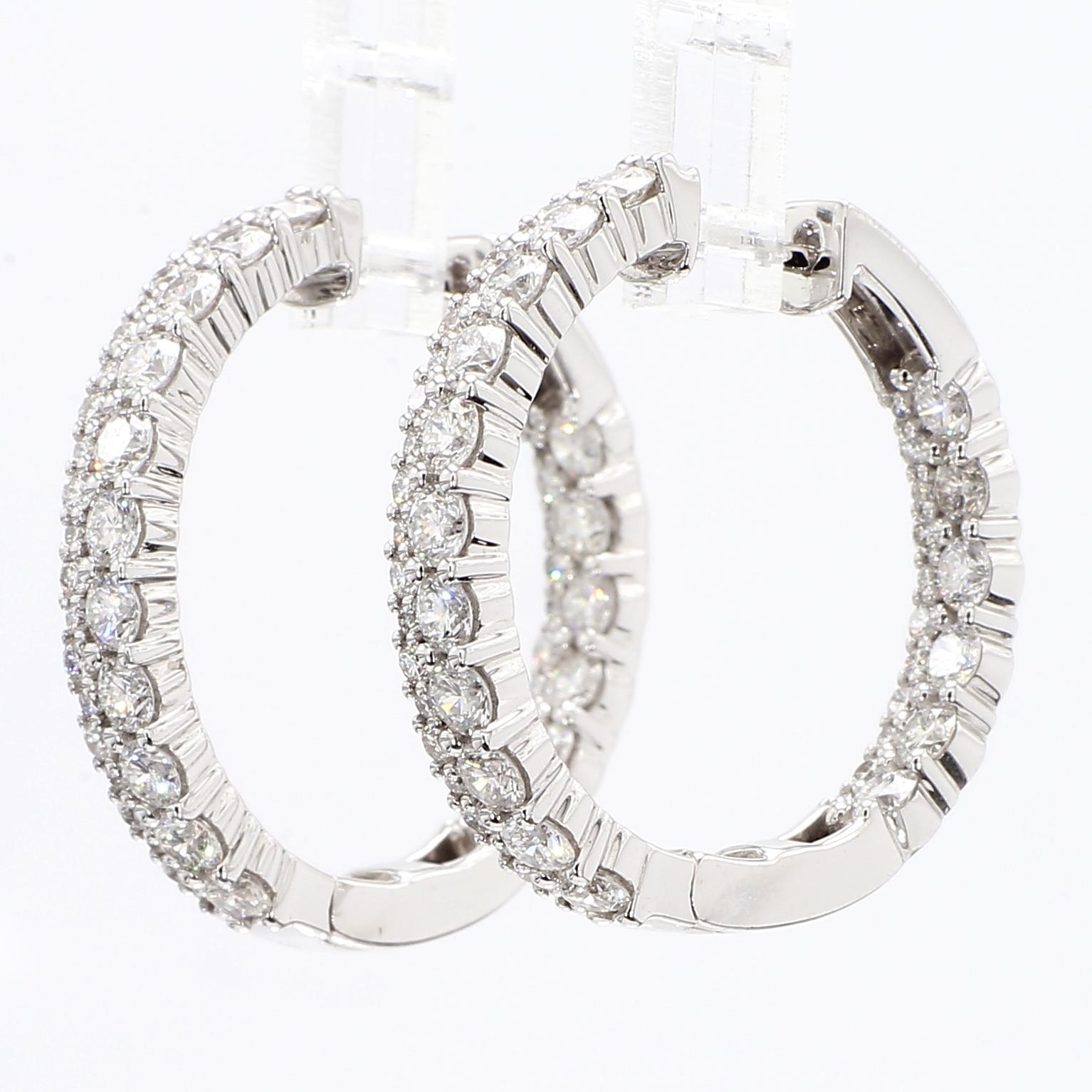 Les magnifiques boucles d'oreilles en diamant de Raregemworld. Monté dans une belle monture en or blanc 18 carats avec des diamants blancs de taille ronde naturelle. Ces boucles d'oreilles sont garanties pour impressionner et améliorer votre