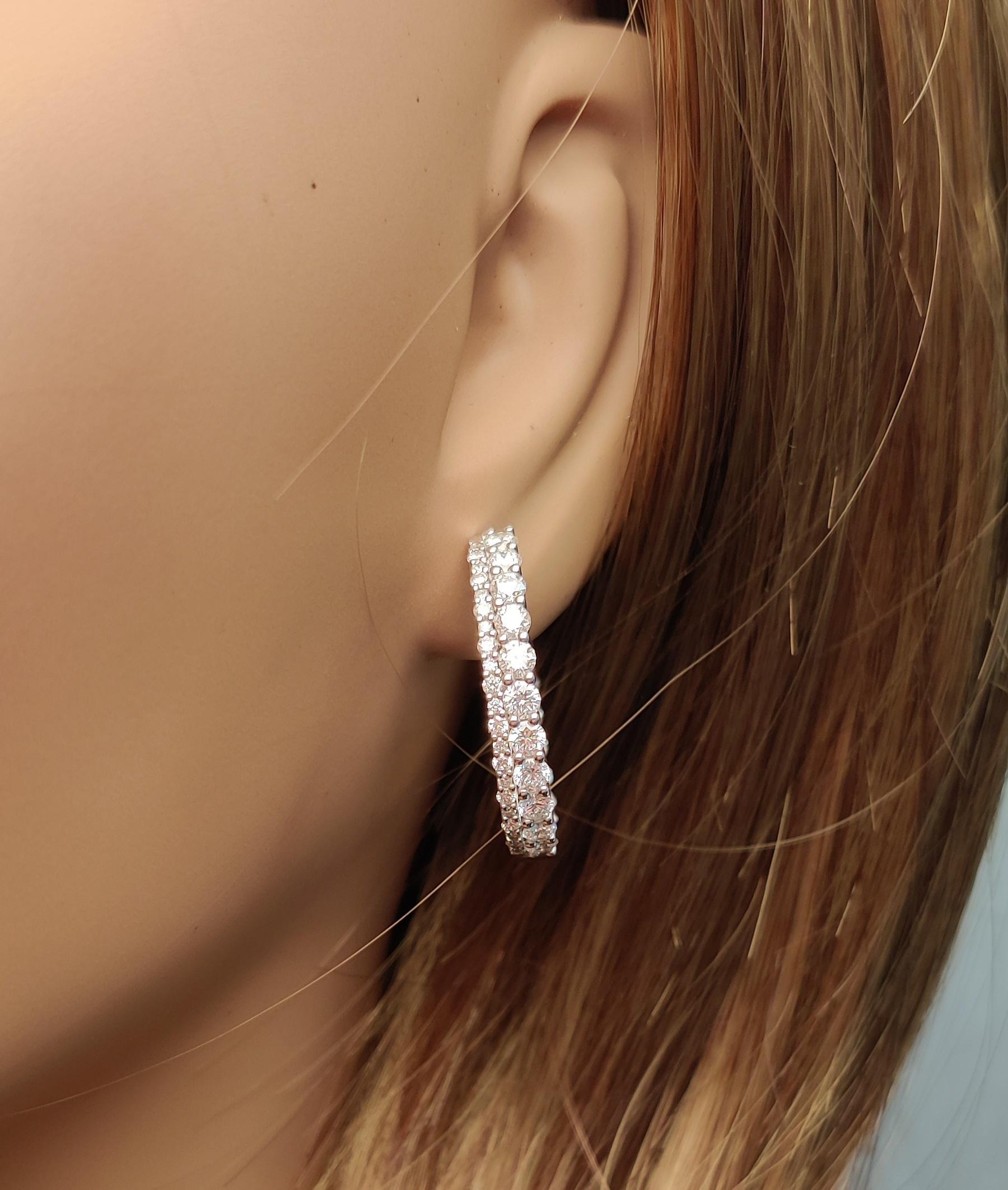 Boucles d'oreilles en or blanc avec diamant blanc rond de 2.65 carat TW Neuf - En vente à New York, NY
