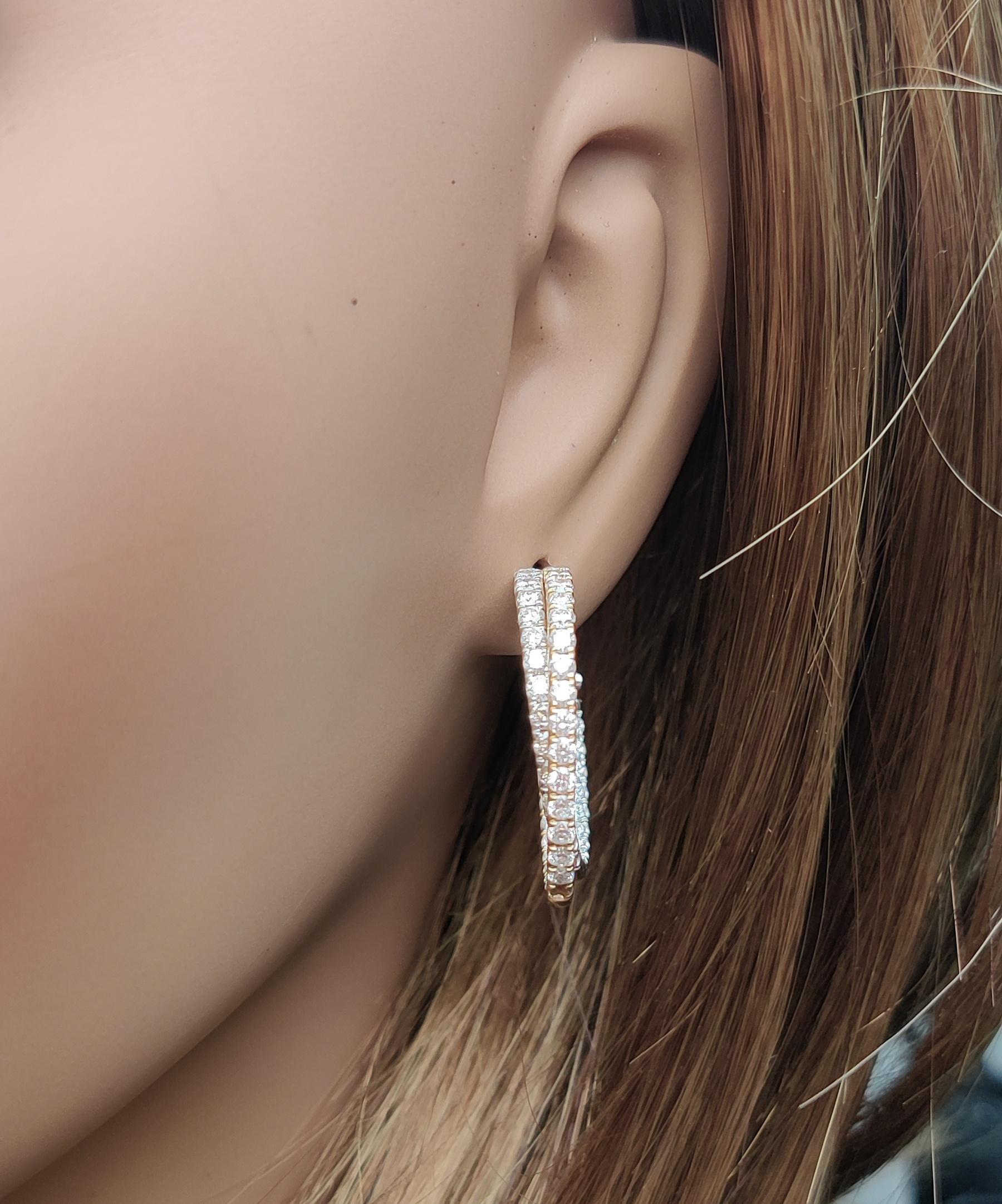 Orecchini a cerchio in oro con diamante bianco naturale rotondo da 2.66 carati TW In condizioni Nuovo in vendita a New York, NY