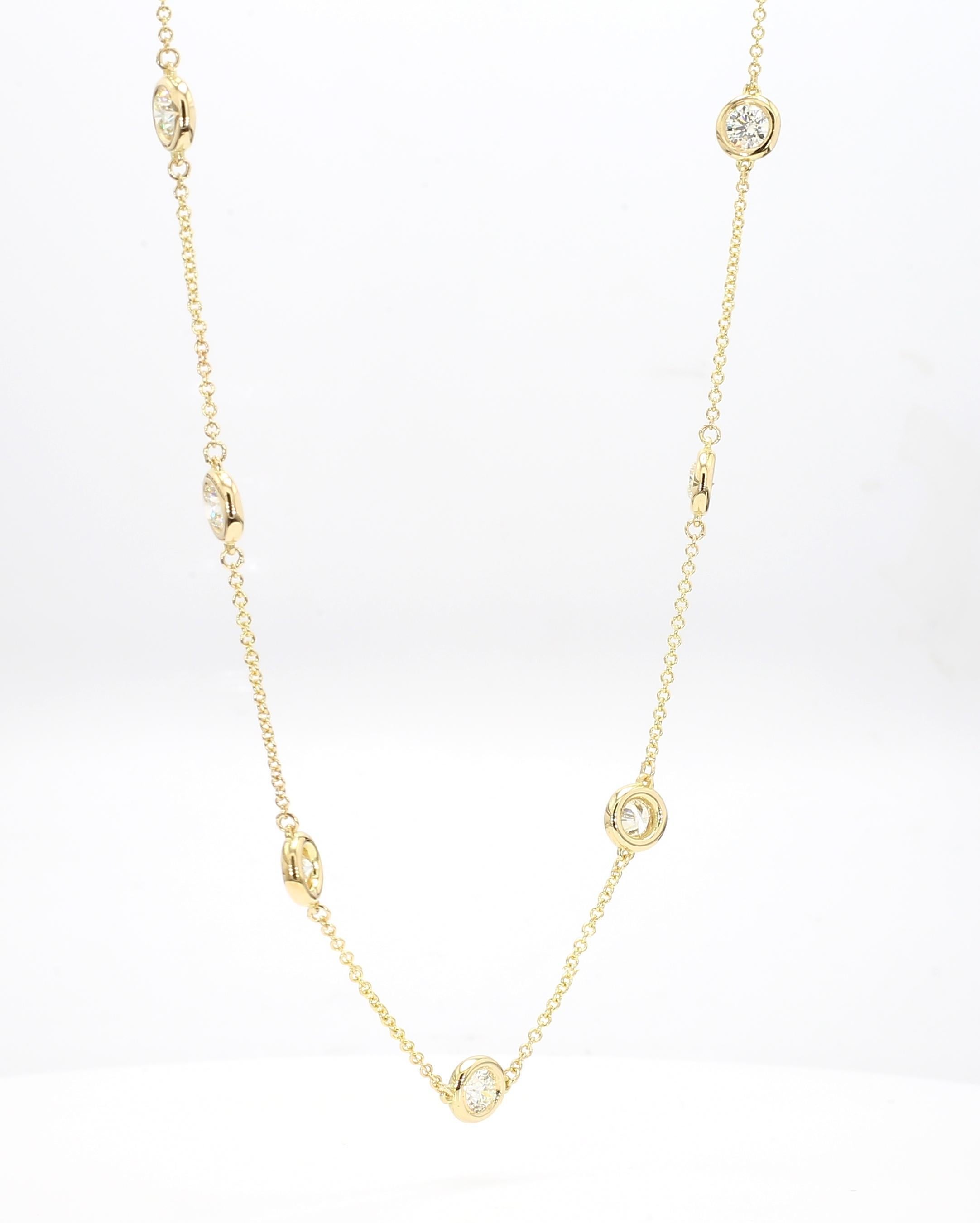 Taille ronde Collier en or jaune orné d'un diamant rond naturel de 2.67 carats TW en vente