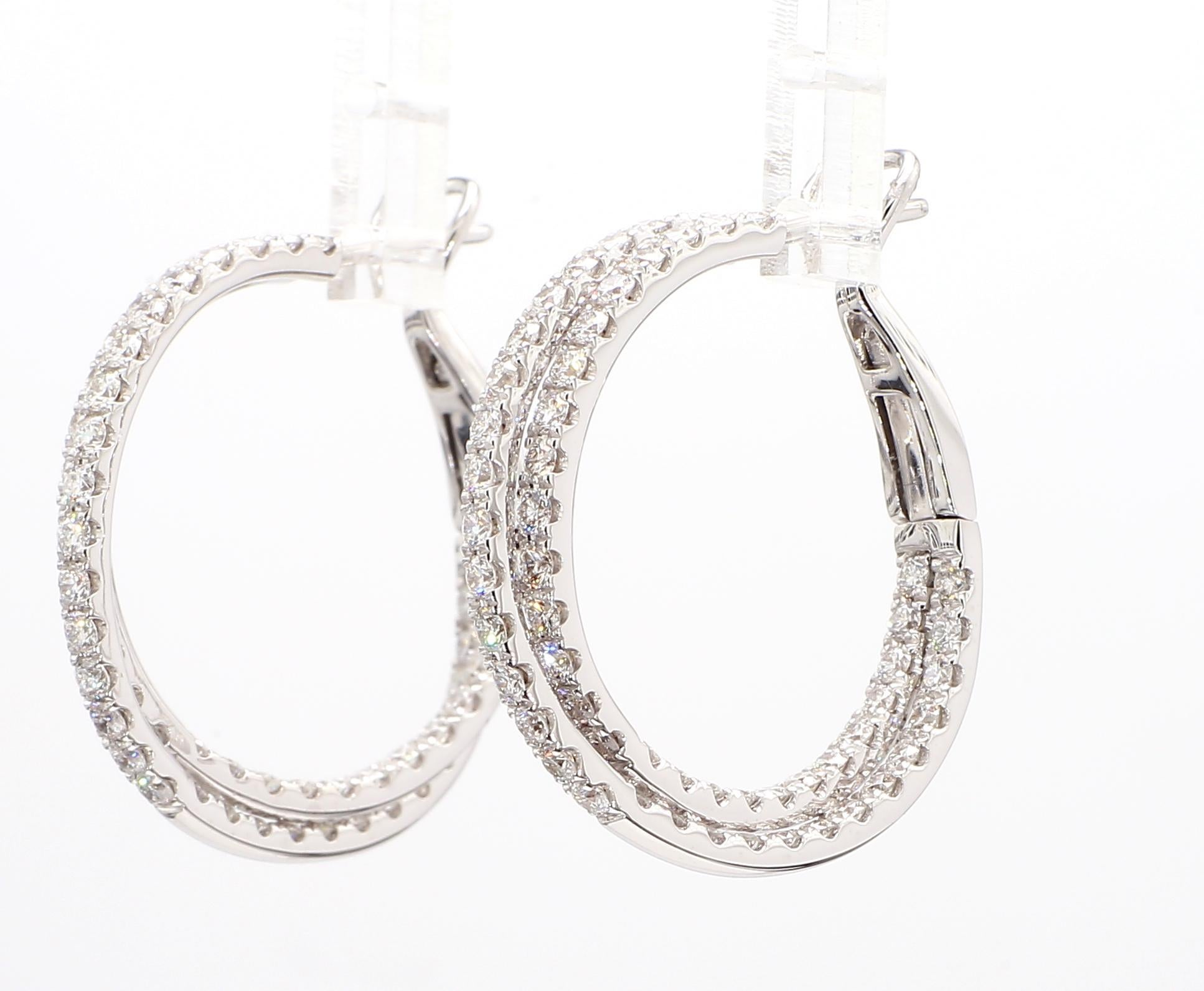 Preciosos pendientes de diamantes de RareGemWorld. Montada en un precioso engaste de oro blanco de 14 quilates con diamantes blancos naturales de talla redonda en una hermosa forma circular entrelazada. Le garantizamos que estos pendientes