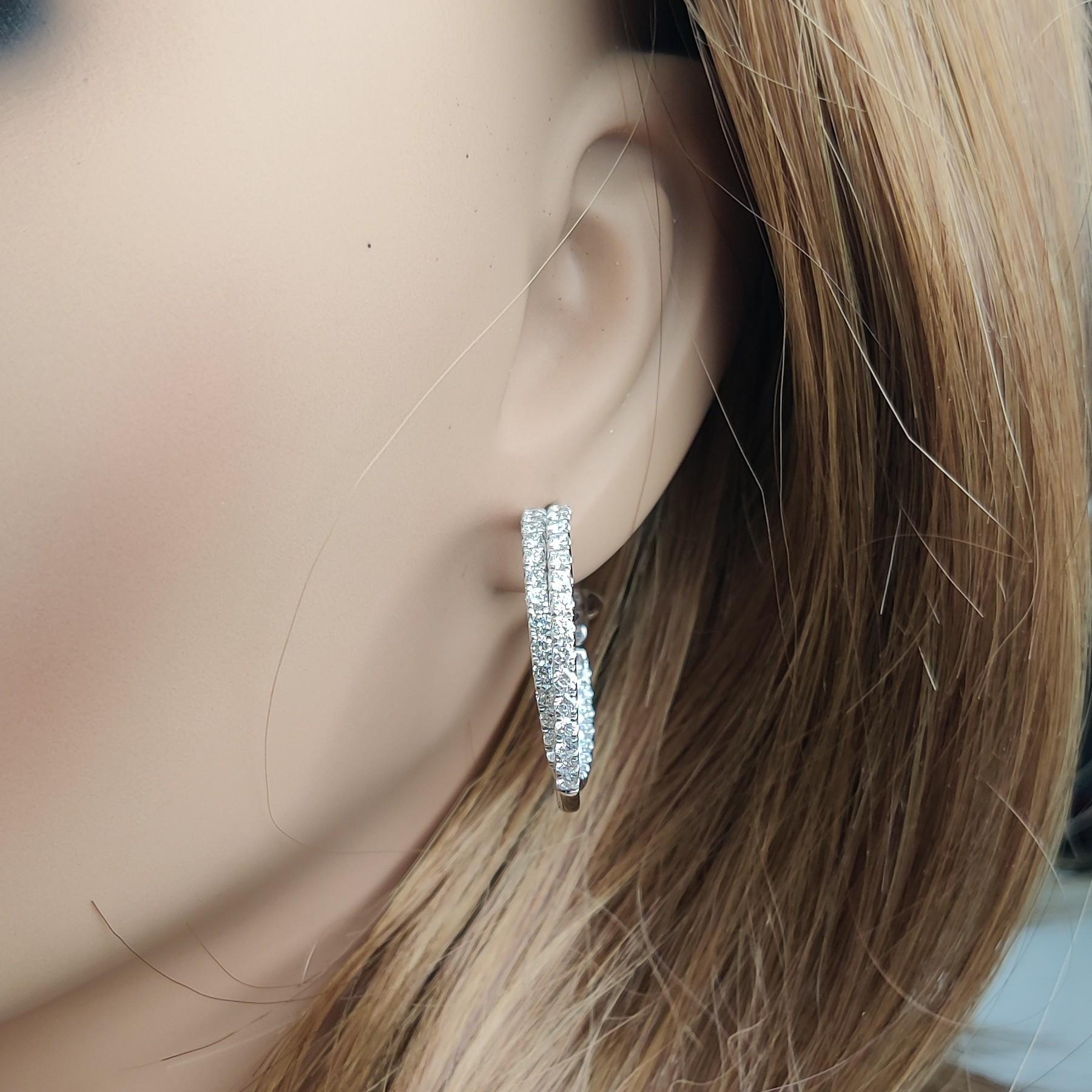 Pendientes de aro de oro blanco con diamante redondo blanco natural de 2.70 quilates TW en Nuevo estado para la venta en New York, NY