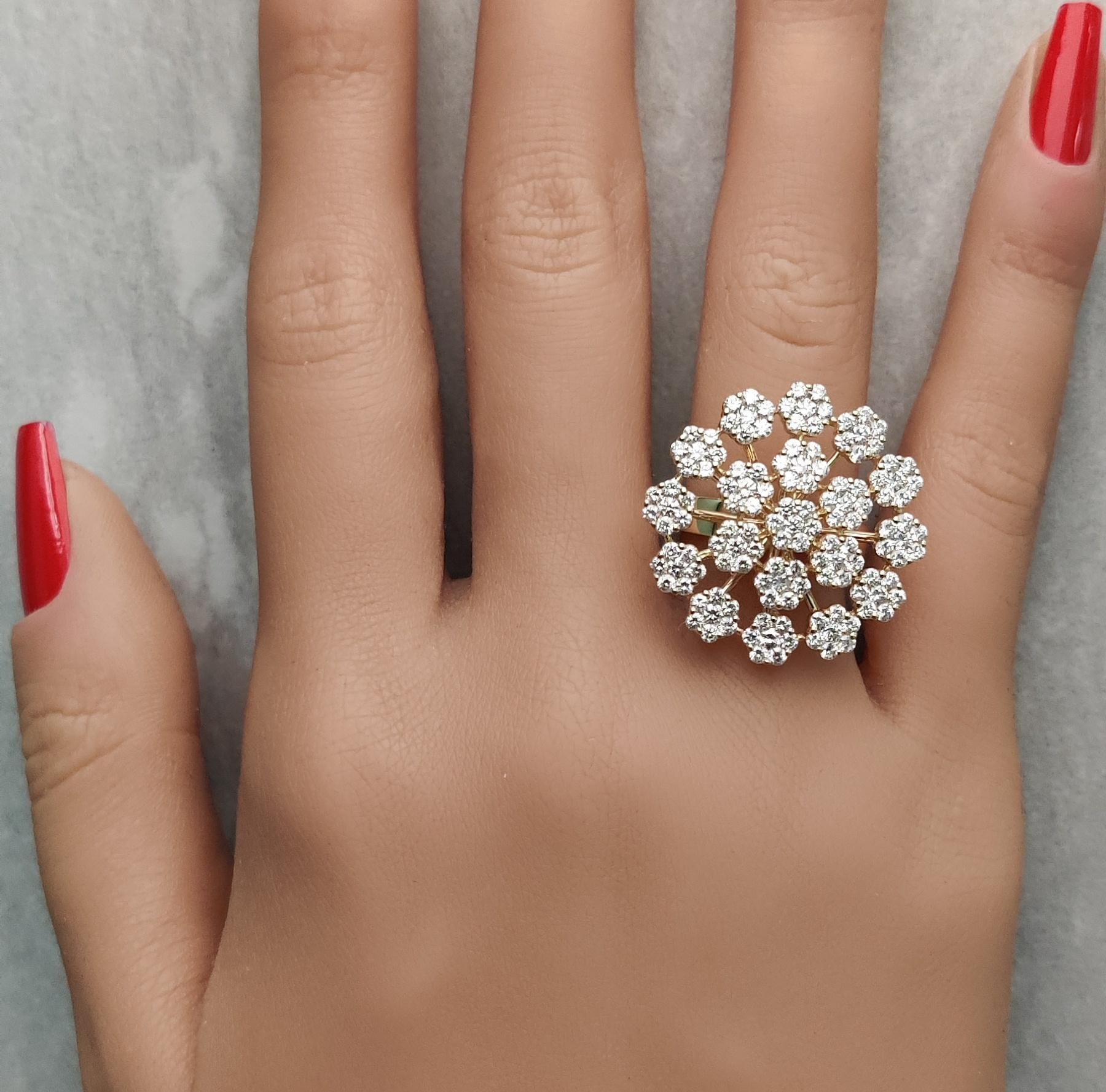 Natural White Round Diamond 2.75 Carat TW Yellow Gold Cocktail Ring In New Condition For Sale In New York, NY