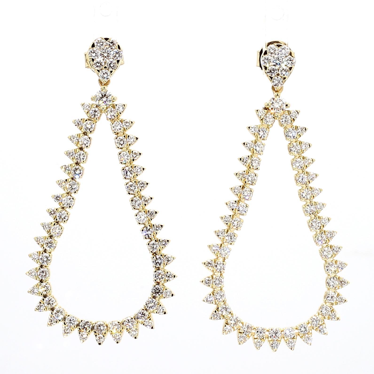 Les magnifiques boucles d'oreilles en diamant de Raregemworld. Monté dans une belle monture en or jaune 18 carats avec des diamants blancs de taille ronde naturelle. Ces boucles d'oreilles sont garanties pour impressionner et améliorer votre