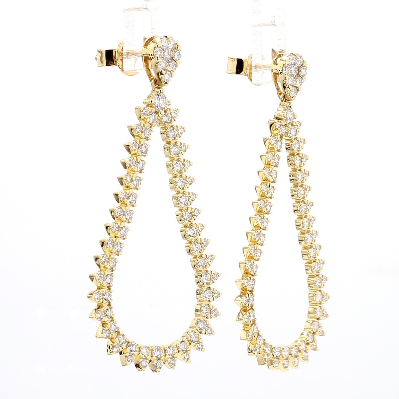 Contemporain Pendants d'oreilles en or jaune avec diamants ronds blancs naturels de 2,75 carats poids total en vente