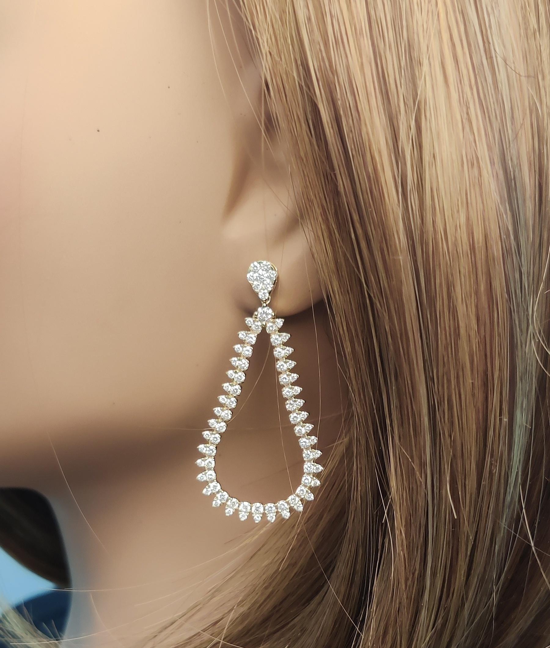 Taille ronde Pendants d'oreilles en or jaune avec diamants ronds blancs naturels de 2,75 carats poids total en vente