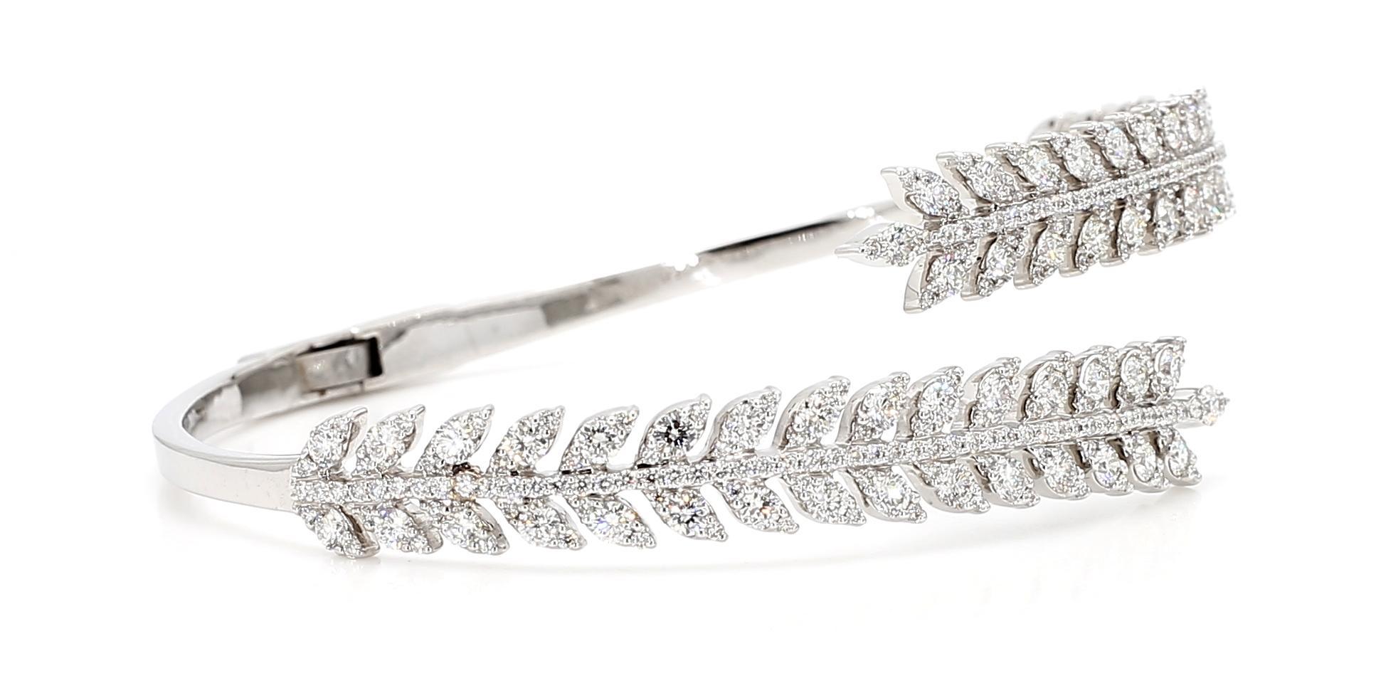 Taglio rotondo Bracciale in oro bianco con diamanti rotondi naturali da 3.24 carati TW in vendita