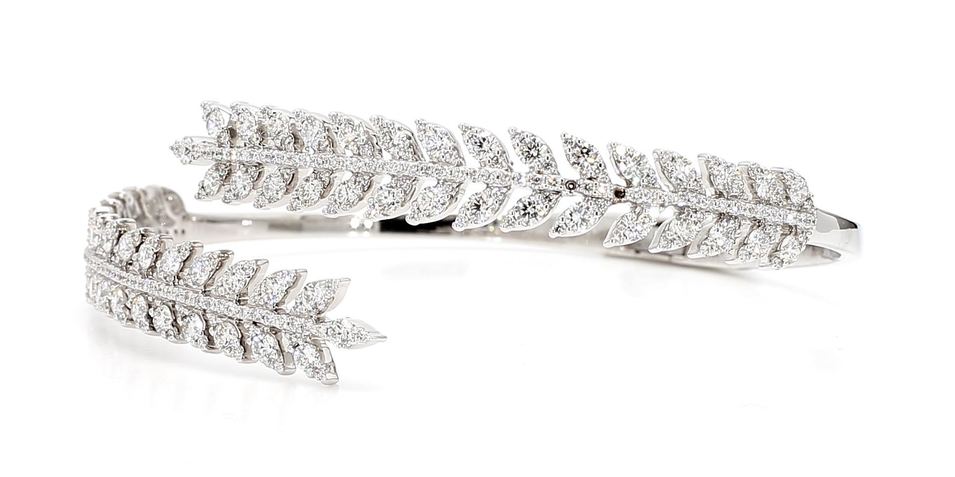 Das schöne Diamantarmband von RareGemWorld. Montiert in einer schönen 18K Weißgold Fassung mit runden natürlichen weißen Diamanten Nahkampf. Dieses Armband wird Sie garantiert beeindrucken und Ihre persönliche Sammlung bereichern.

Gesamtgewicht: