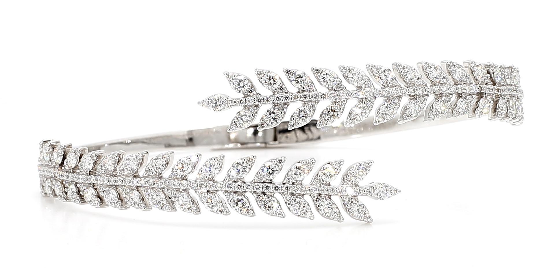 Manschettenarmband, natürlicher weißer runder Diamant 3.27 Karat TW Weißgold (Zeitgenössisch) im Angebot
